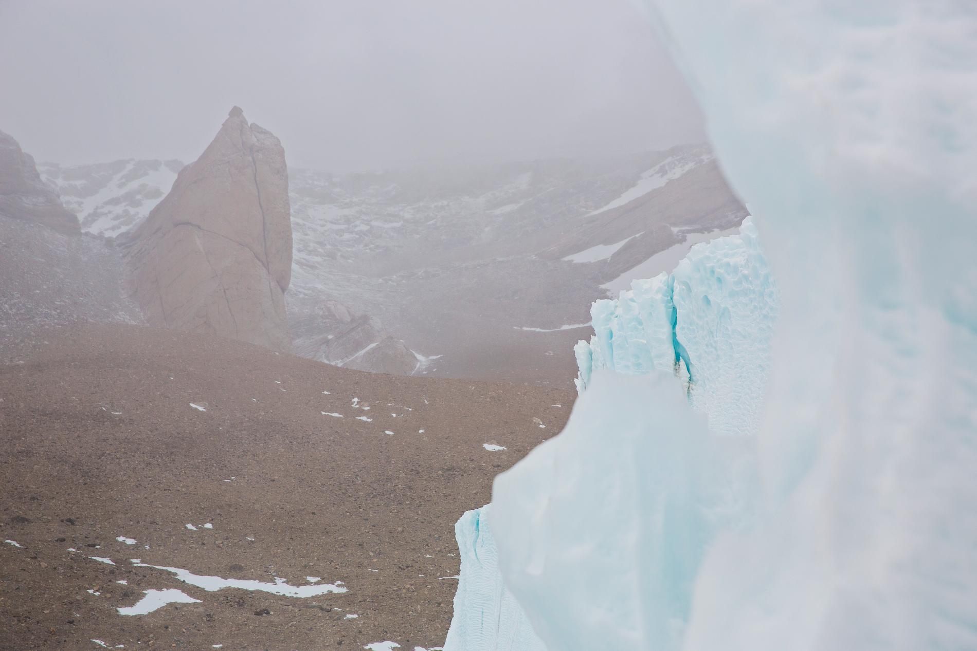 Den låga isutbredningen på Antarktis slår klimatforskare med häpnad.