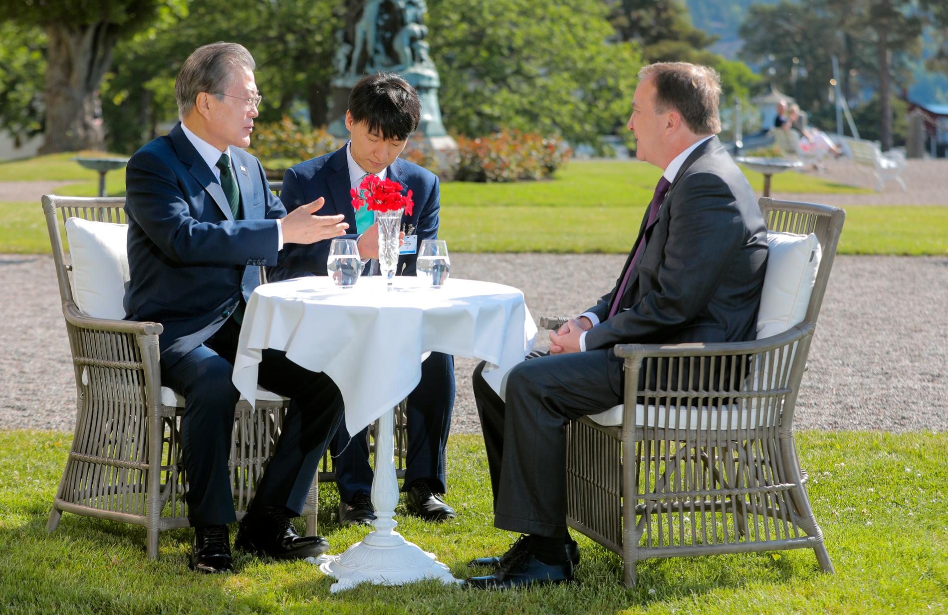 Sydkoreas president Moon Jae-in och statsminister Stefan Löfven (S) träffades på Grand hotel i Saltsjöbaden på lördagsmorgonen. De båda ledarna diskuterade allt från Nordkorea till välfärd.
