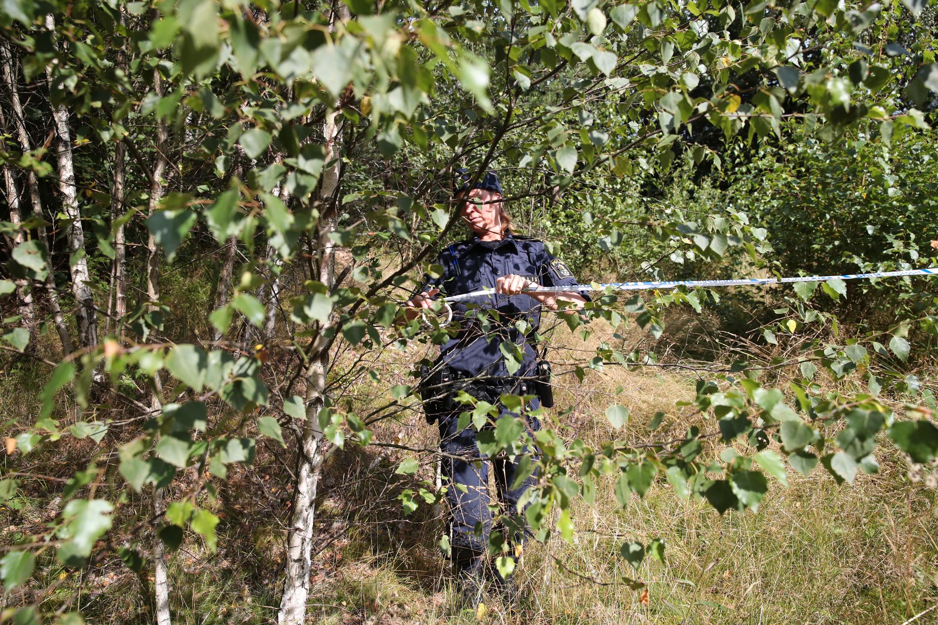 Polisen spärrar av platsen efter att en kropp påträffats i Markaryd som misstänkts vara den försvunna Gert-Inge, polisen påbörjar en förundersökning om mord. 