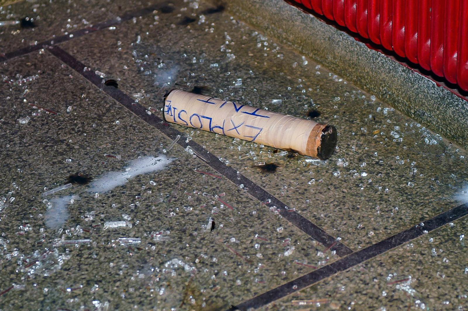 På bilder från Färingtofta syns hur ett föremål kastats in i skolan. På det rörliknande föremålet ser det ut som att någon skrivit ordet ”explosivt”.