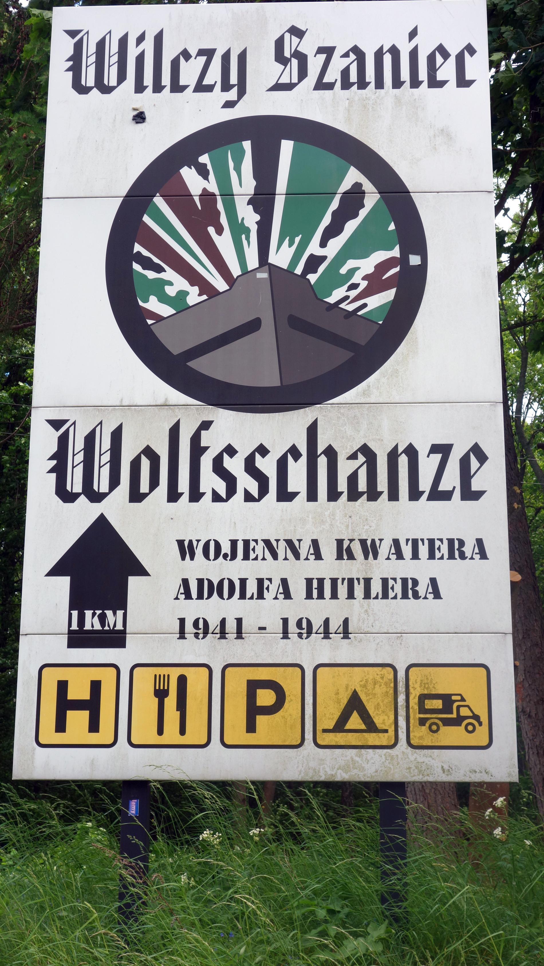 Strax bakom skylten finner man ruinerna från Hitlertysklands bunkerkomplex Wolfensschanze.