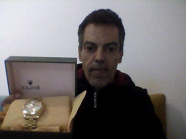 Ghassem Maklouf visar upp en liknande klocka som han uppger är en förfalskning.