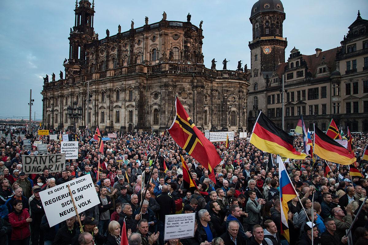 På torget i Dresden ljuder ropen: ”Avvisa dem!”