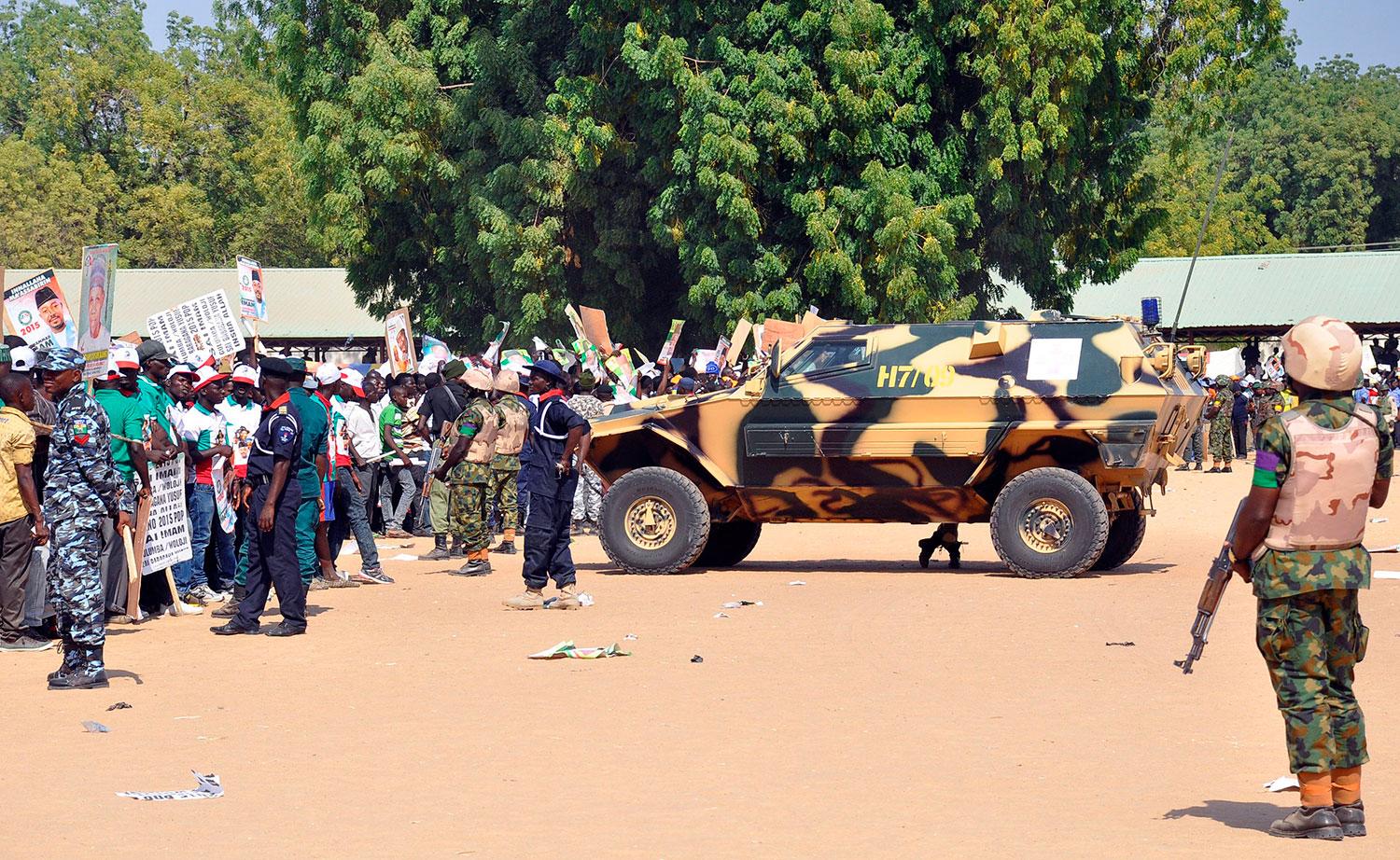 HUVUDSTADEN UNDER ATTACK Militär och säkerhetsvakter sätter upp en vägspärr i Maiduguri, som ligger i delstaten Borno i nordöstra Nigeria. – Det flyger kulor överallt. Allt vi hör är ljudet av skjutvapen och explosioner, säger ortsbon Buba Kyari.