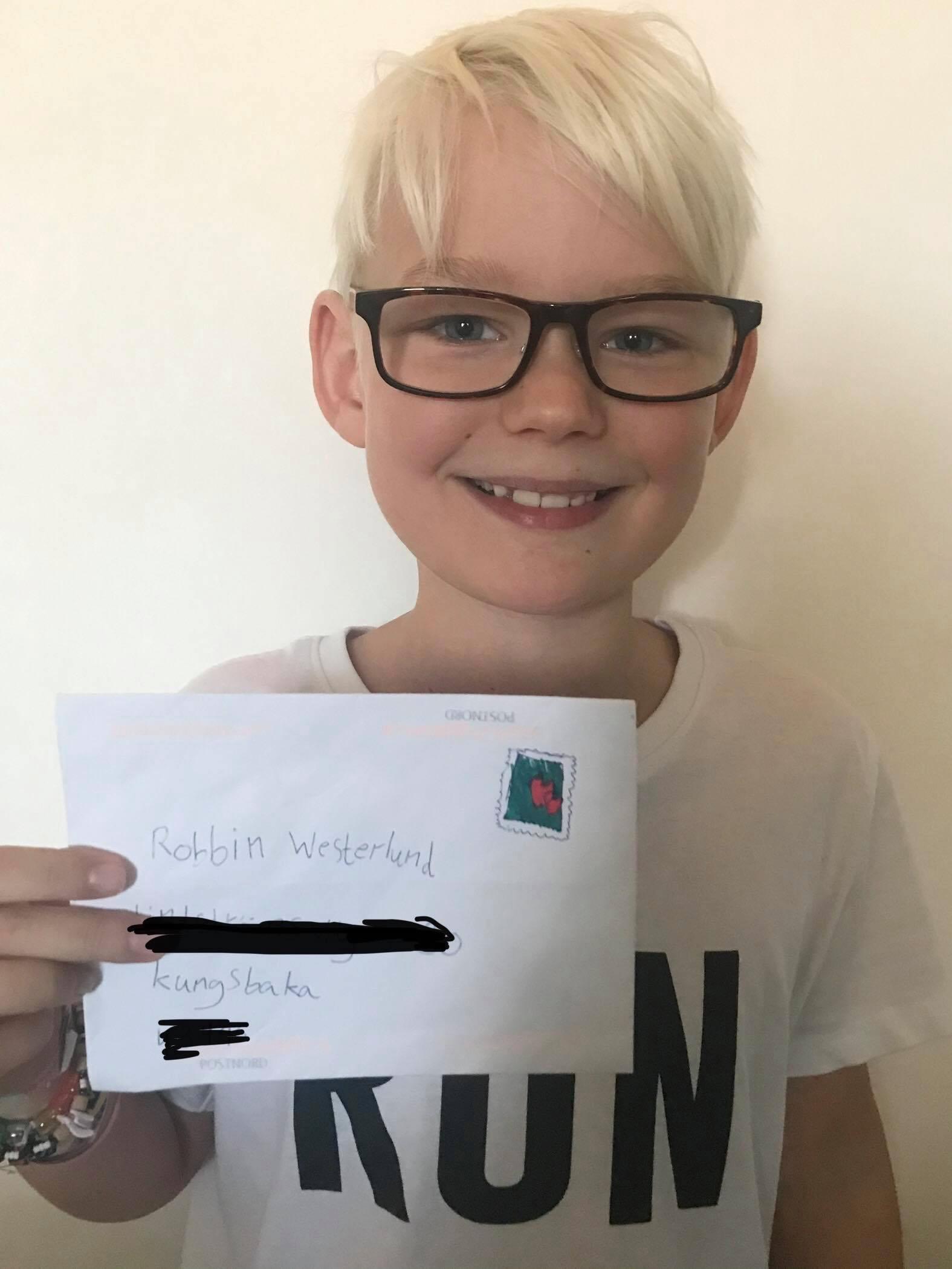 Elvin, 8, med sitt brev.