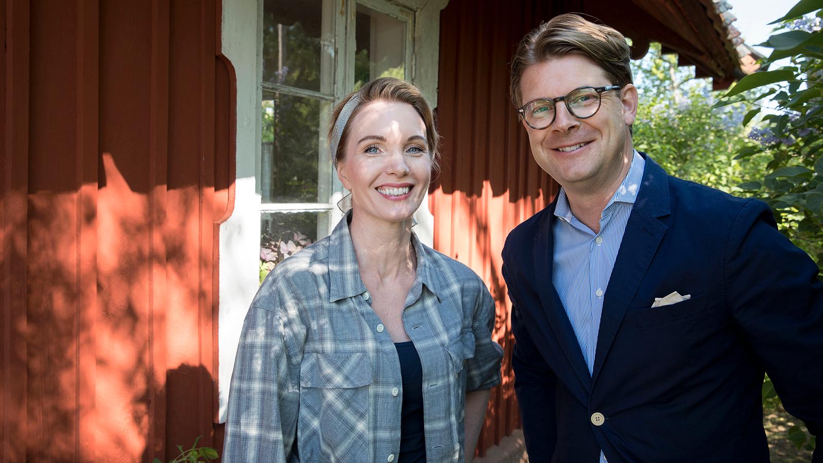Byggnadsantikvarien Erika Åberg och antikexperten Rickard Thunér i ”Det sitter i väggarna”.