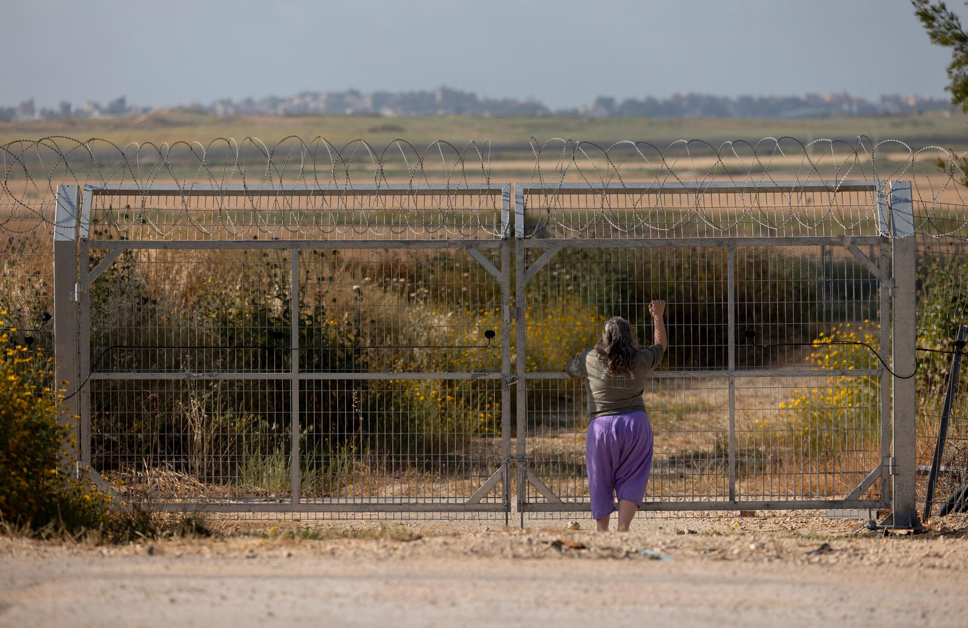 Aylet Cohen, 56, blickar ut mot Gaza. Hon och hennes man är en av få som återvänt till kibbutzen.
