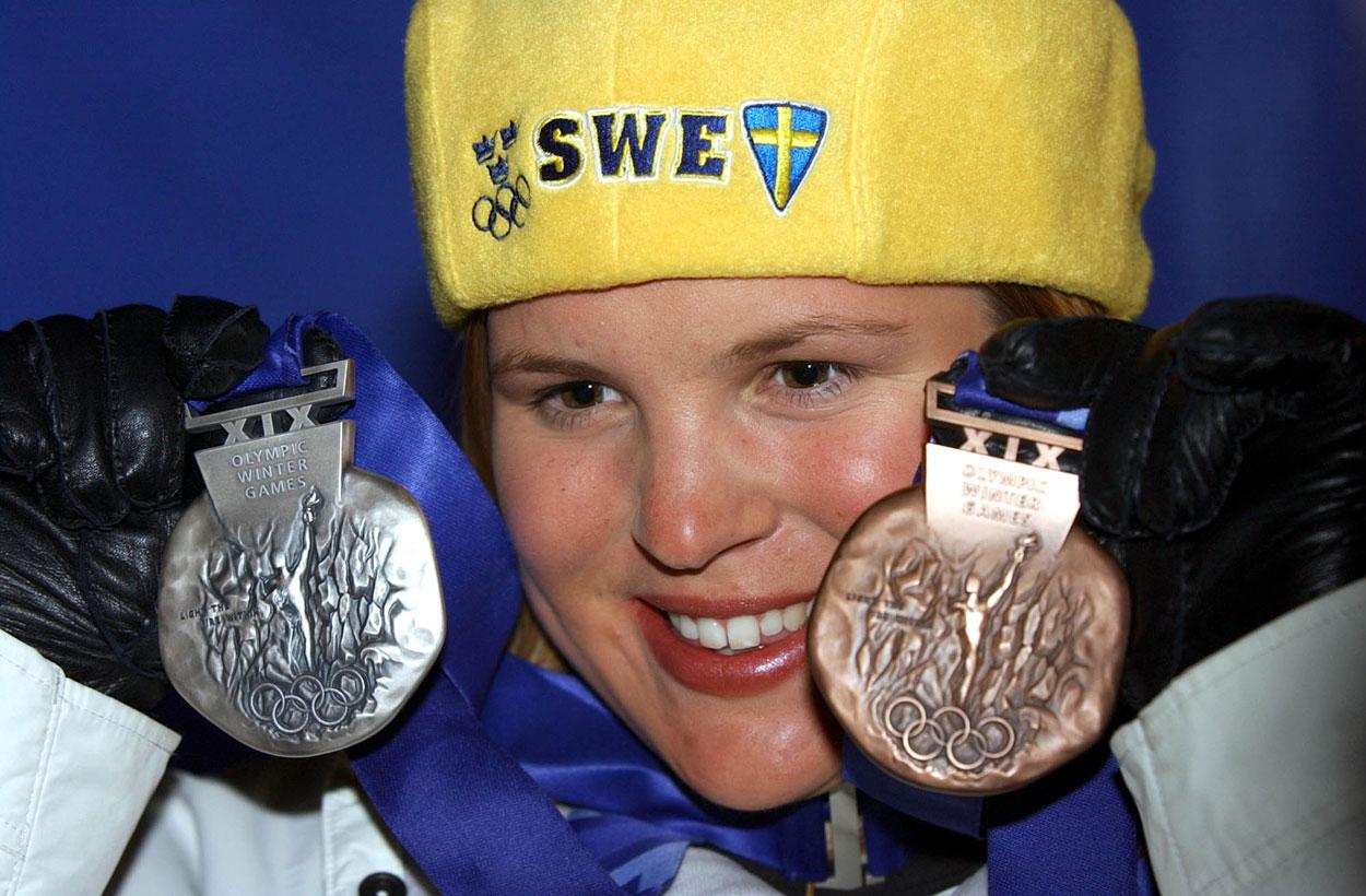 2002 Hon bärgar både silver (i storslalom) och brons (i slalom) i OS i Salt Lake City 2002.