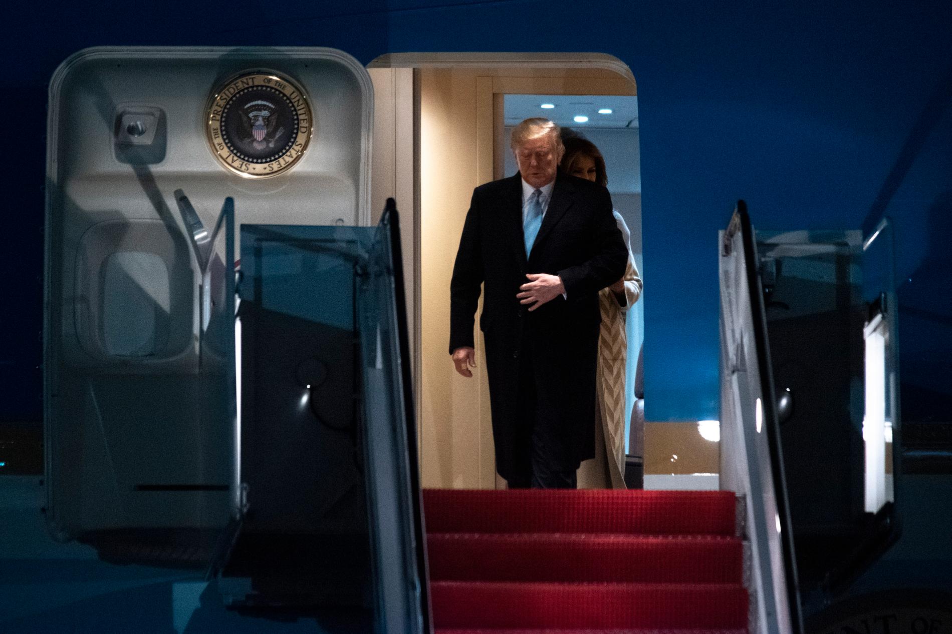 USA:s president Donald Trump lämnar presidentplanet Air Force One på söndagen.