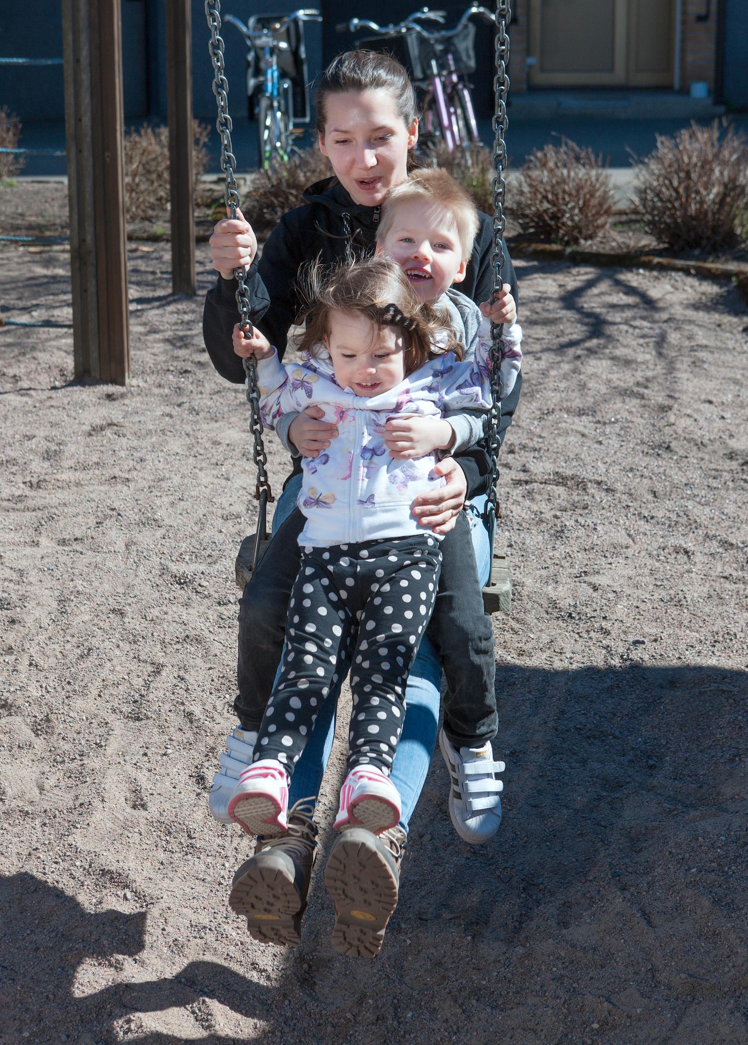 Alexandra Lindholm med Angelo och dottern Mila, två år.