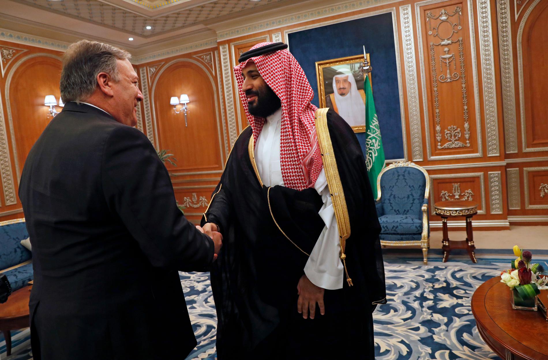 USA:s utrikesminister Mike Pompeo skakar hand med den saudiske kronprinsen Mohammed bin Salman (MBS).