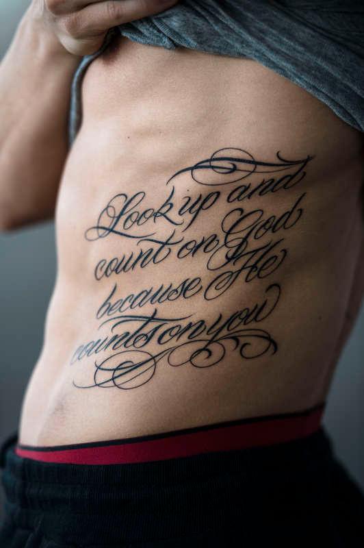 Räknar med Gud Alex har låtit tatuerat in texten ”Räkna med gud för han räknar med dig”.