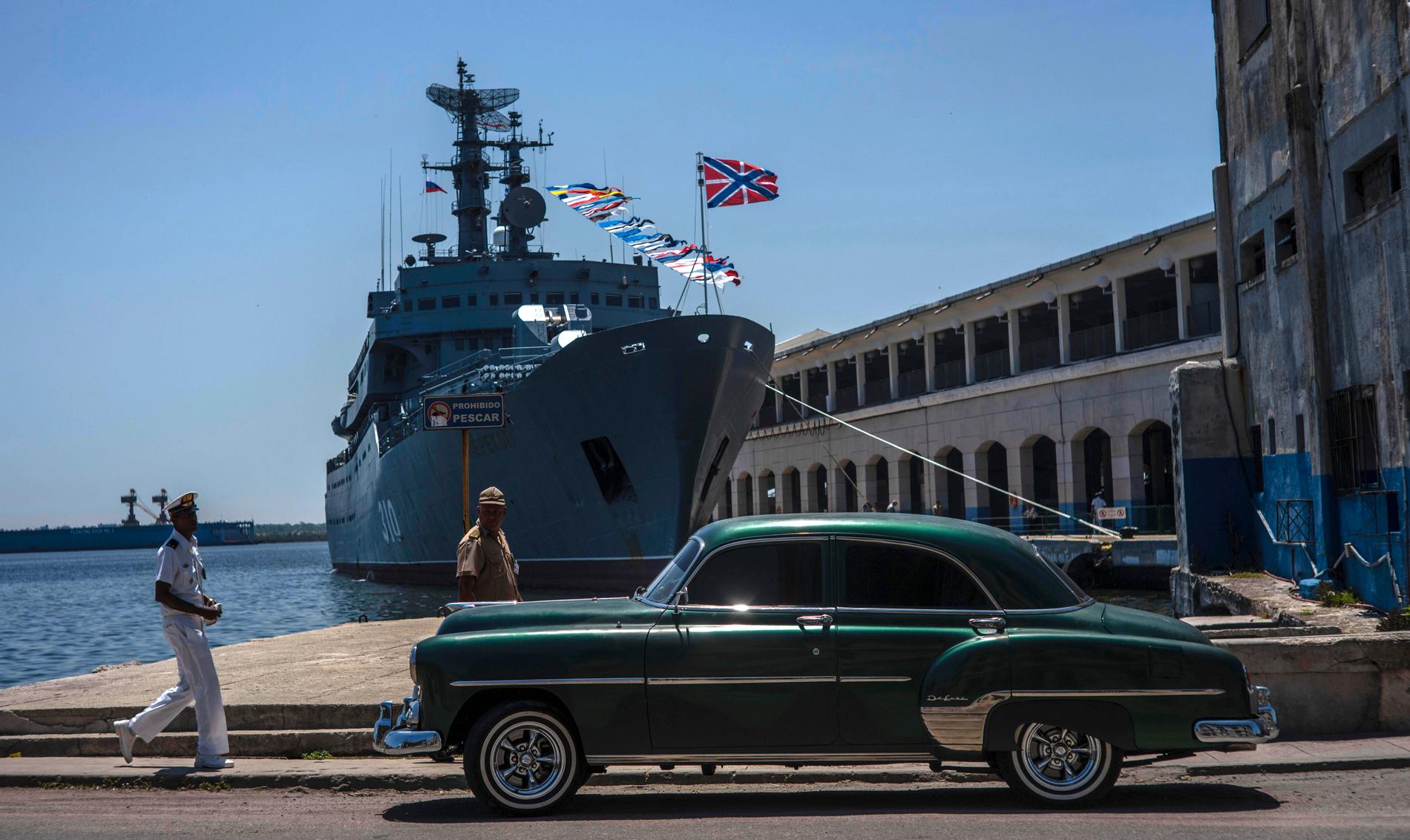 En kubansk sjöman promenerar förbi det ryska flottfartyget Perekop i Havannas hamn.