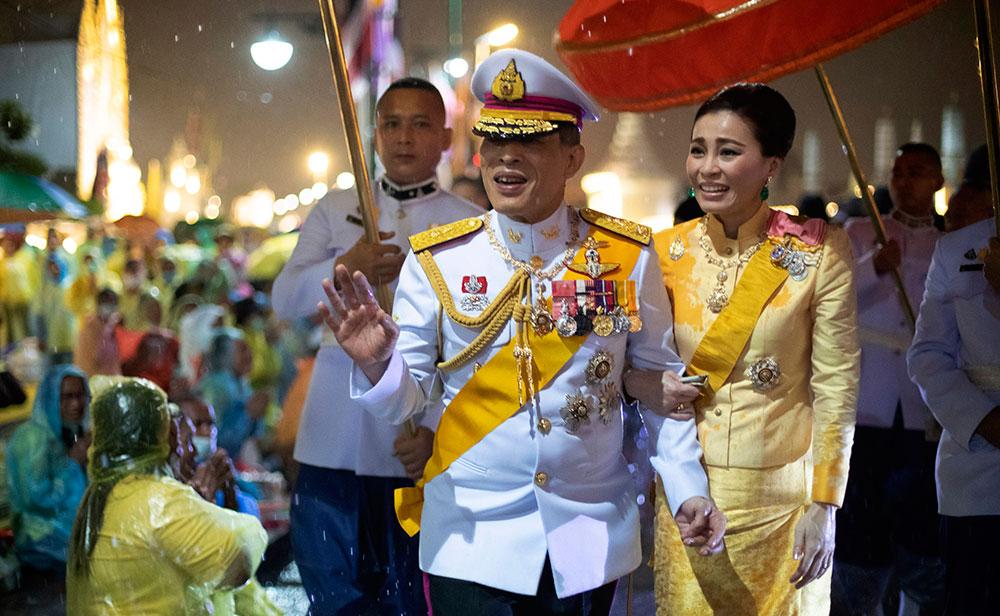 Kung Maha Vajiralongkorn och hans hustru drottning Suthida i Bangkok i oktober 2020 när de gjorde ett blixtbesök i landet. 
