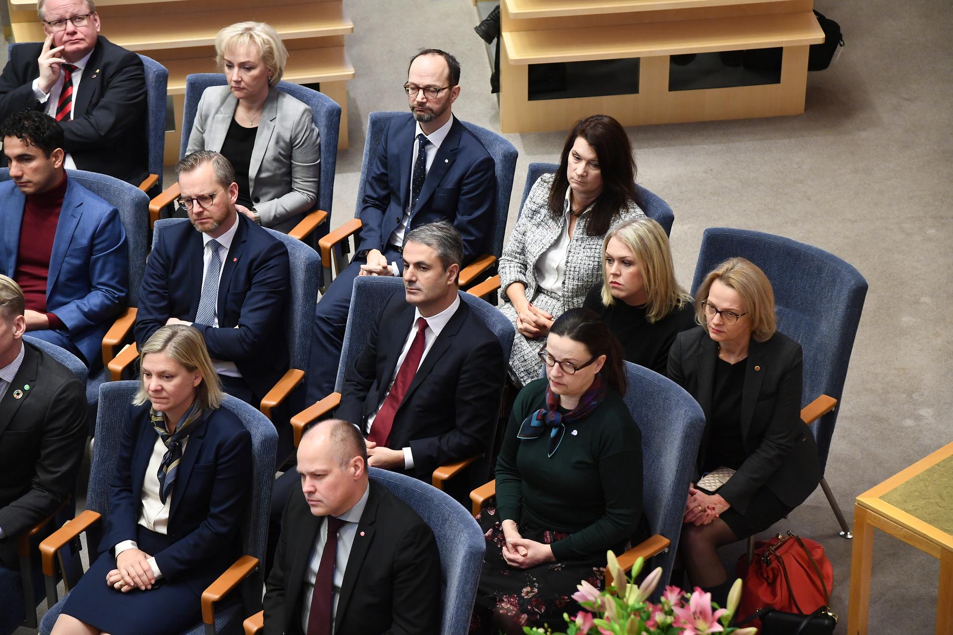 Lena Hallengren och  Heléne Fritzon delar stol i riksdagen när det ska röstas om Stefan Löfven som statsminister.