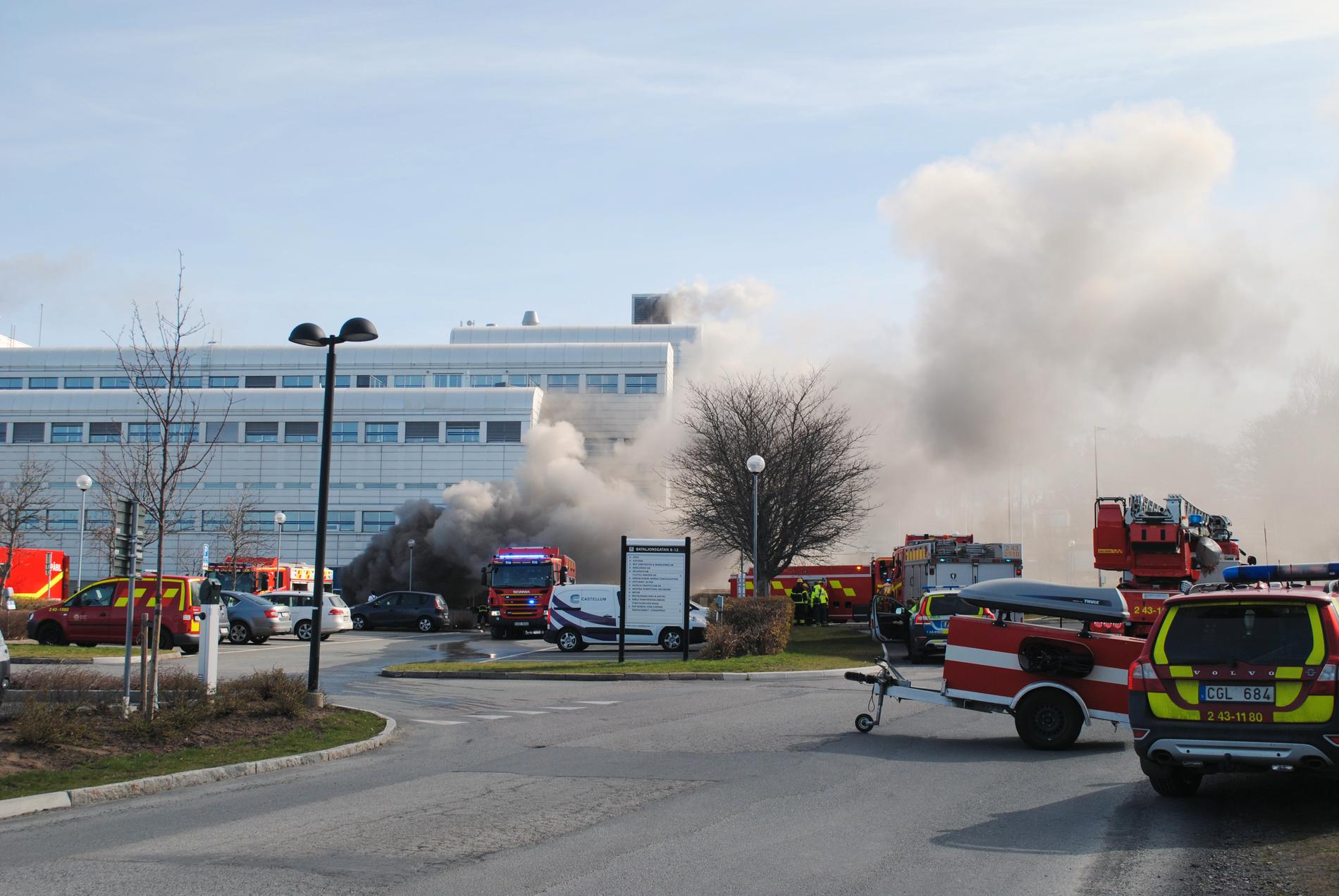 En kraftig brand rasar i en industrilokal i Jönköping.