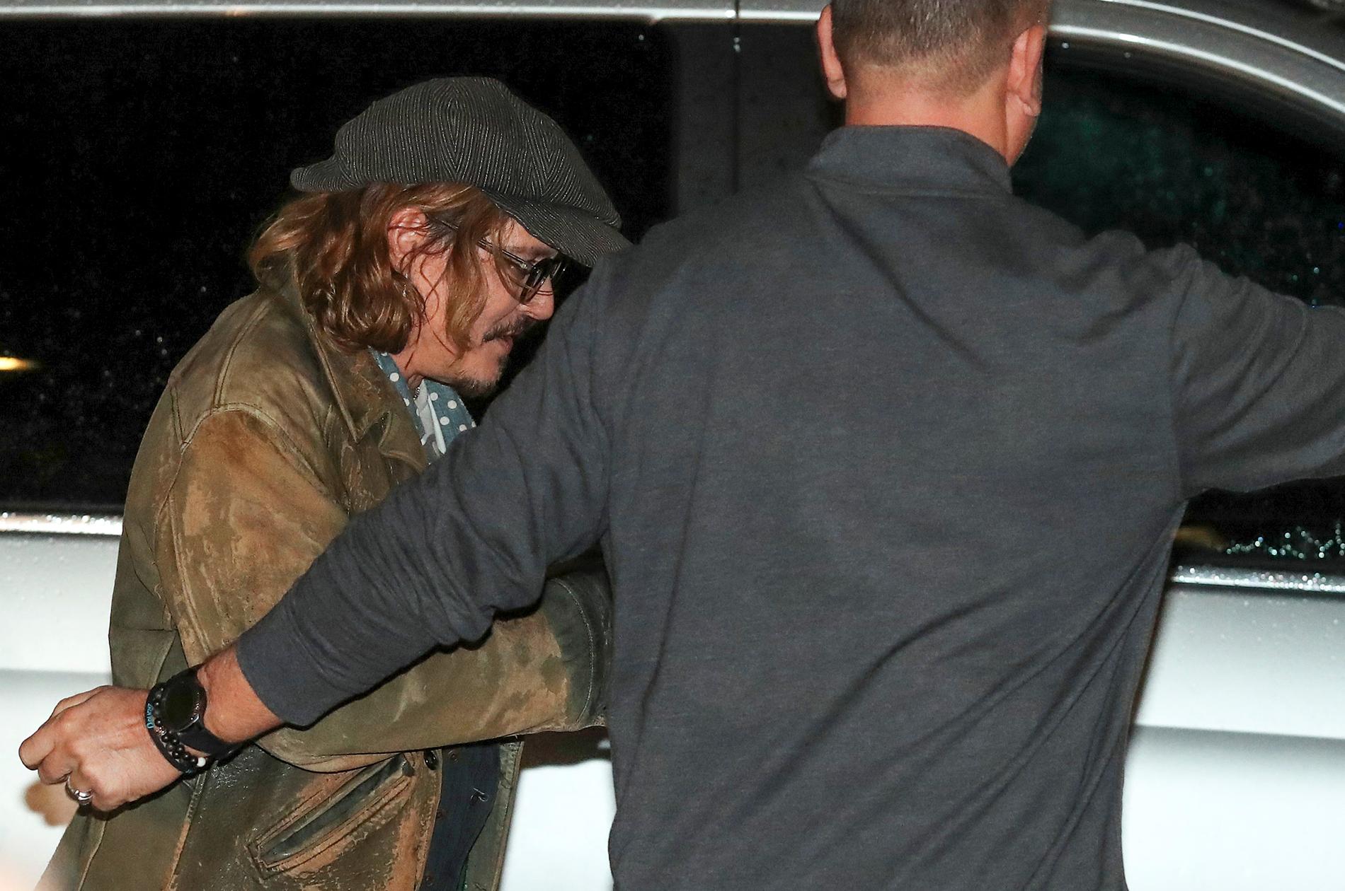 Johnny Depp lämnar spelningen i Gateshead, England.