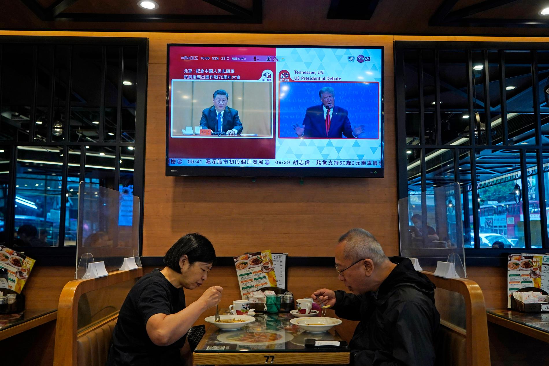Tv-sändning som visar såväl Kinas president Xi Jinpings tal som president Donald Trump under valdebatten i USA.