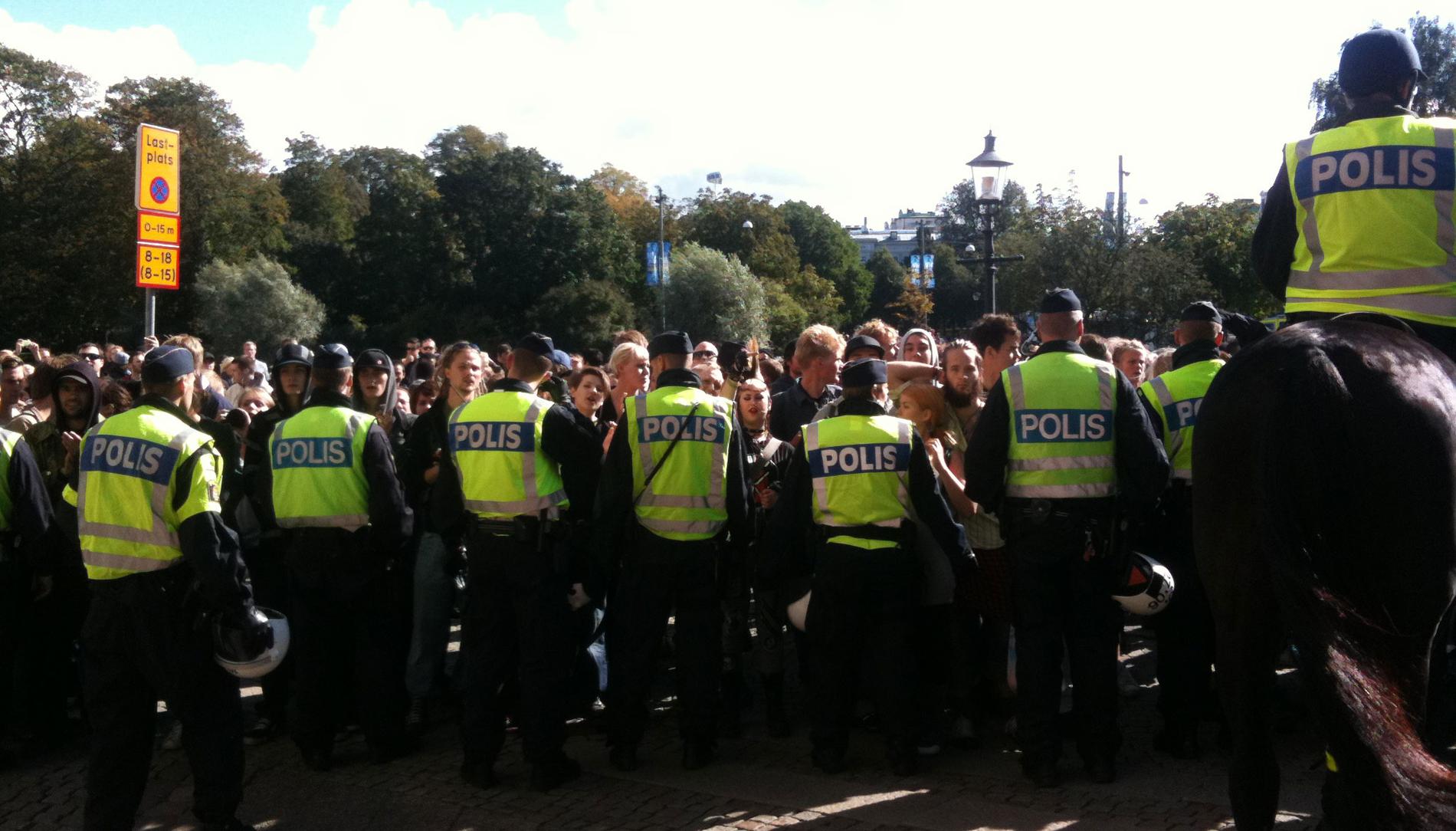 Stoppade möte Sverigedemokraternas torgmöte i Göteborg fick ställas in när 500 motdemonstranter kom till platsen. Polisen tvingades hjälpa flera Sverigedemokrater från platsen.