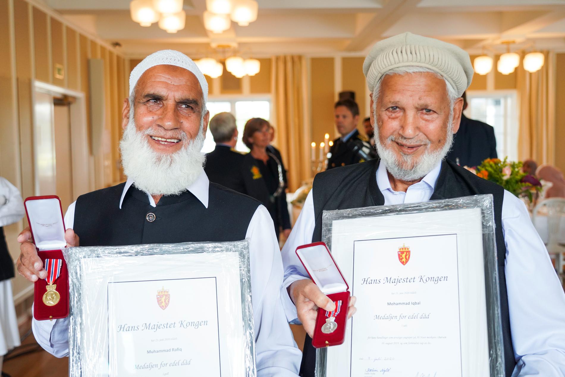 Muhammad Rafiq, till vänster, och Mohammad Iqbal prisades med medaljer på årsdagen av den avvärjda terrorattacken mot moskén i norska Bærum.