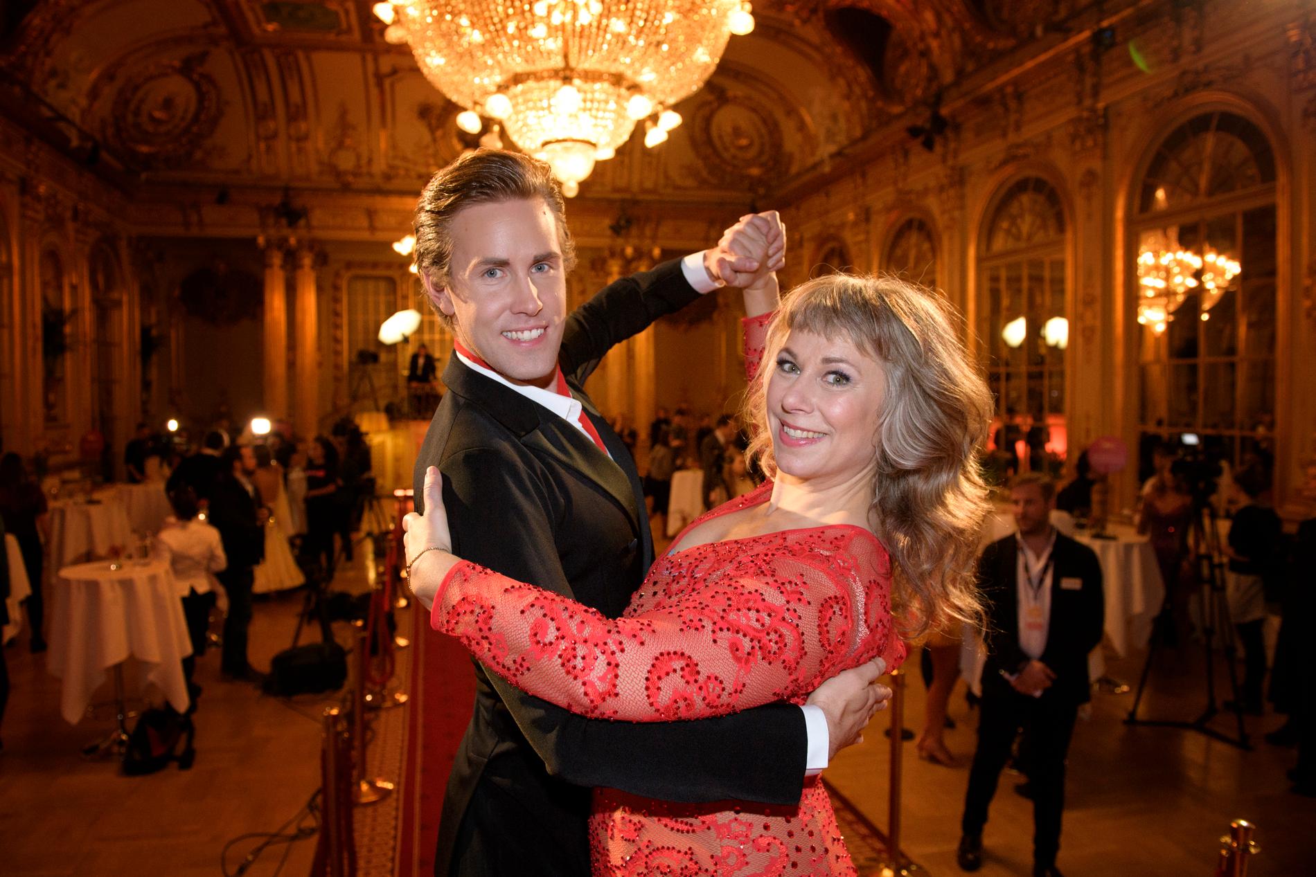 Tobias Bader och Stina Wollter dansar ihop i ”Let’s dance” 2017.