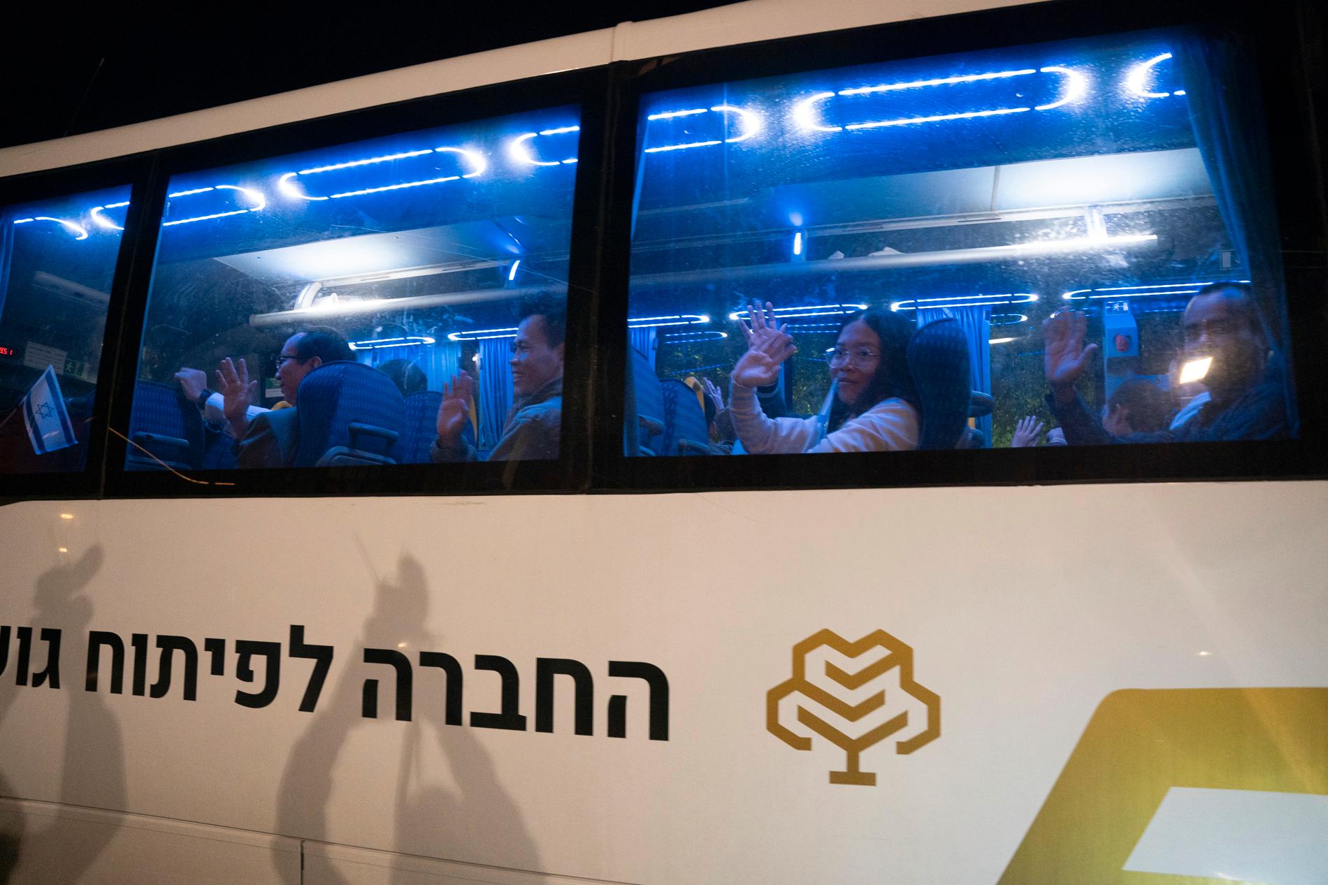 Flera av de thailändare som tidigare var gisslan hos Hamas, på en buss som på onsdagen ska ta dem från ett sjukhus i Israel till ett flygplan som för dem till Thailand.