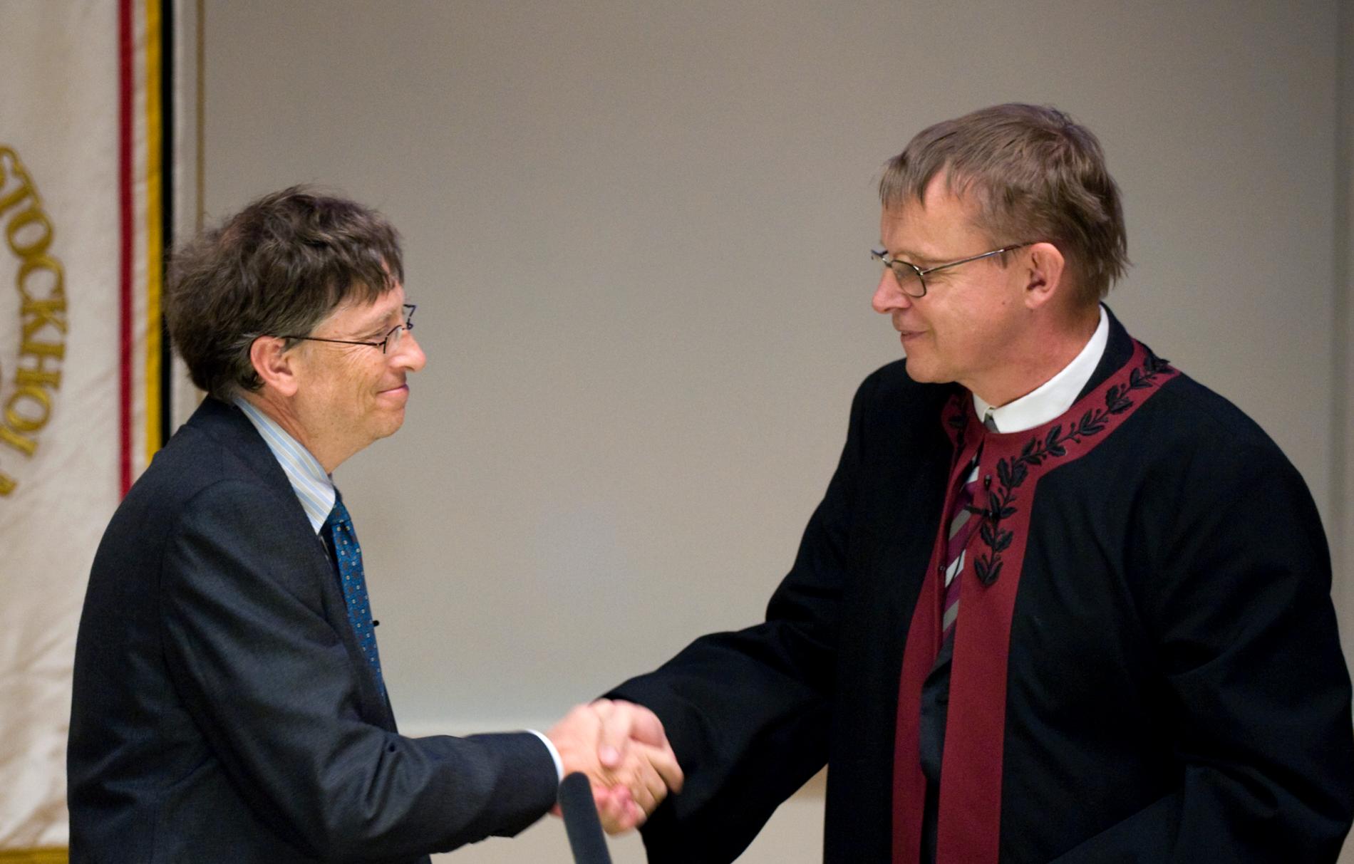 Gates utsågs till hedersdoktor vid Karolinska Institutet i Solna. Hans Rosling skakade hand med Gates.
