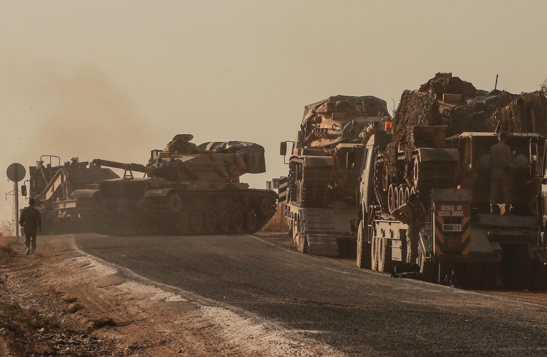 Turkiska pansarvagnar på väg mot den syriska gränsen.