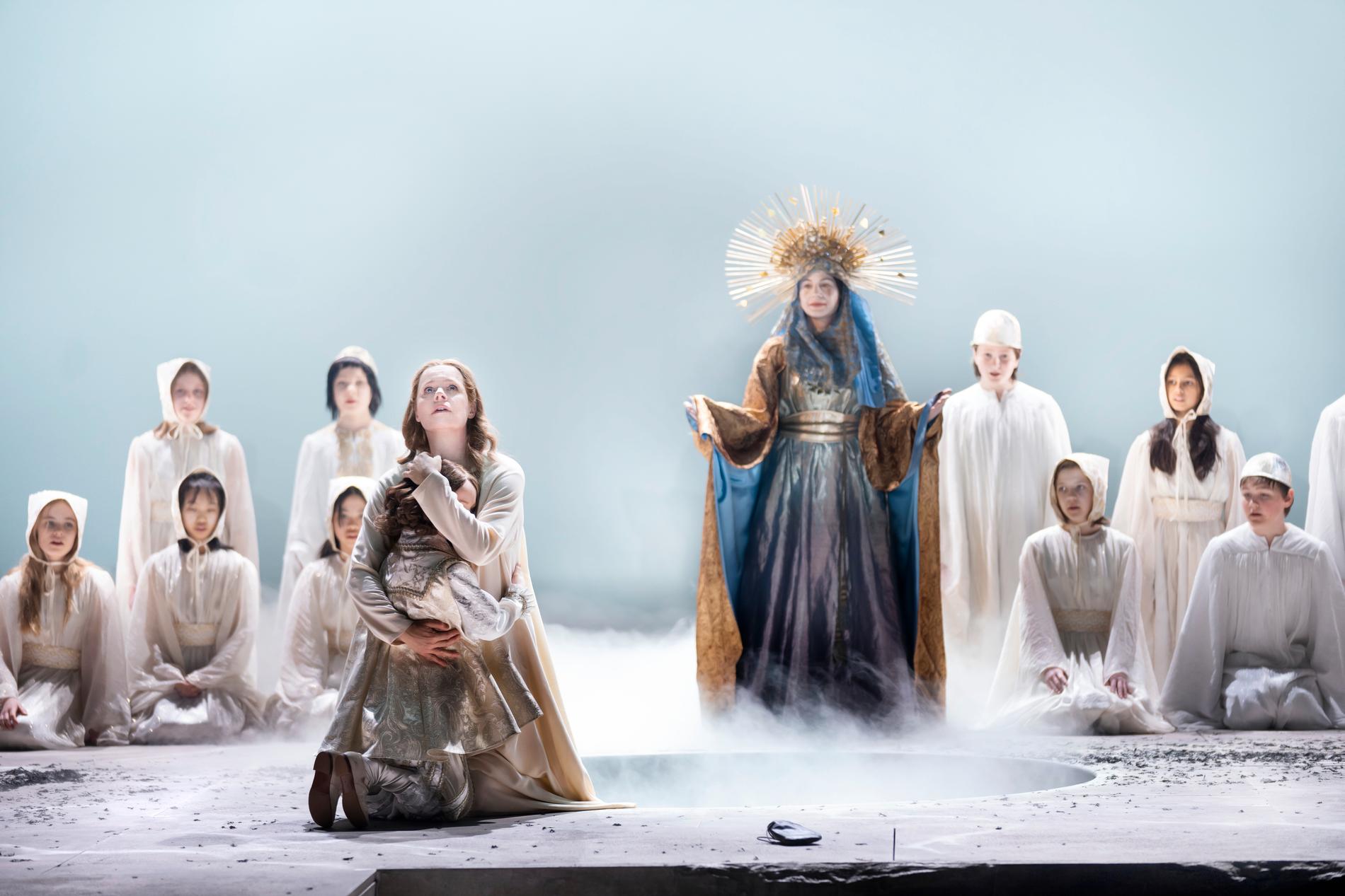 Himlen öppnar sig för stackars Angelica (Camilla Tilling) i Puccinis ”Syster Angelica” på Kungliga Operan.