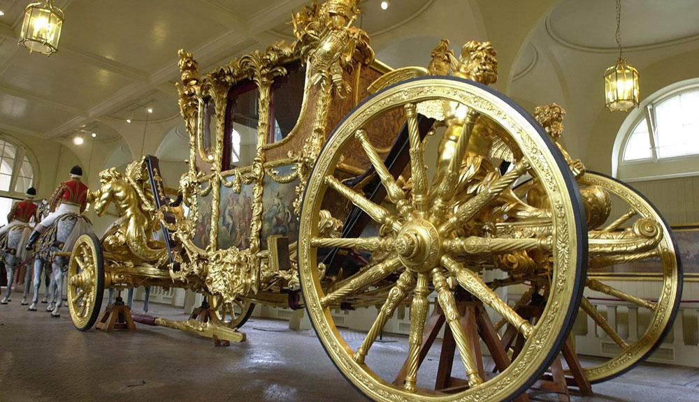 I de kungliga hovstallarna, The Royal Mews, kan du se drottning Elizabeths pampiga guldvagn. 