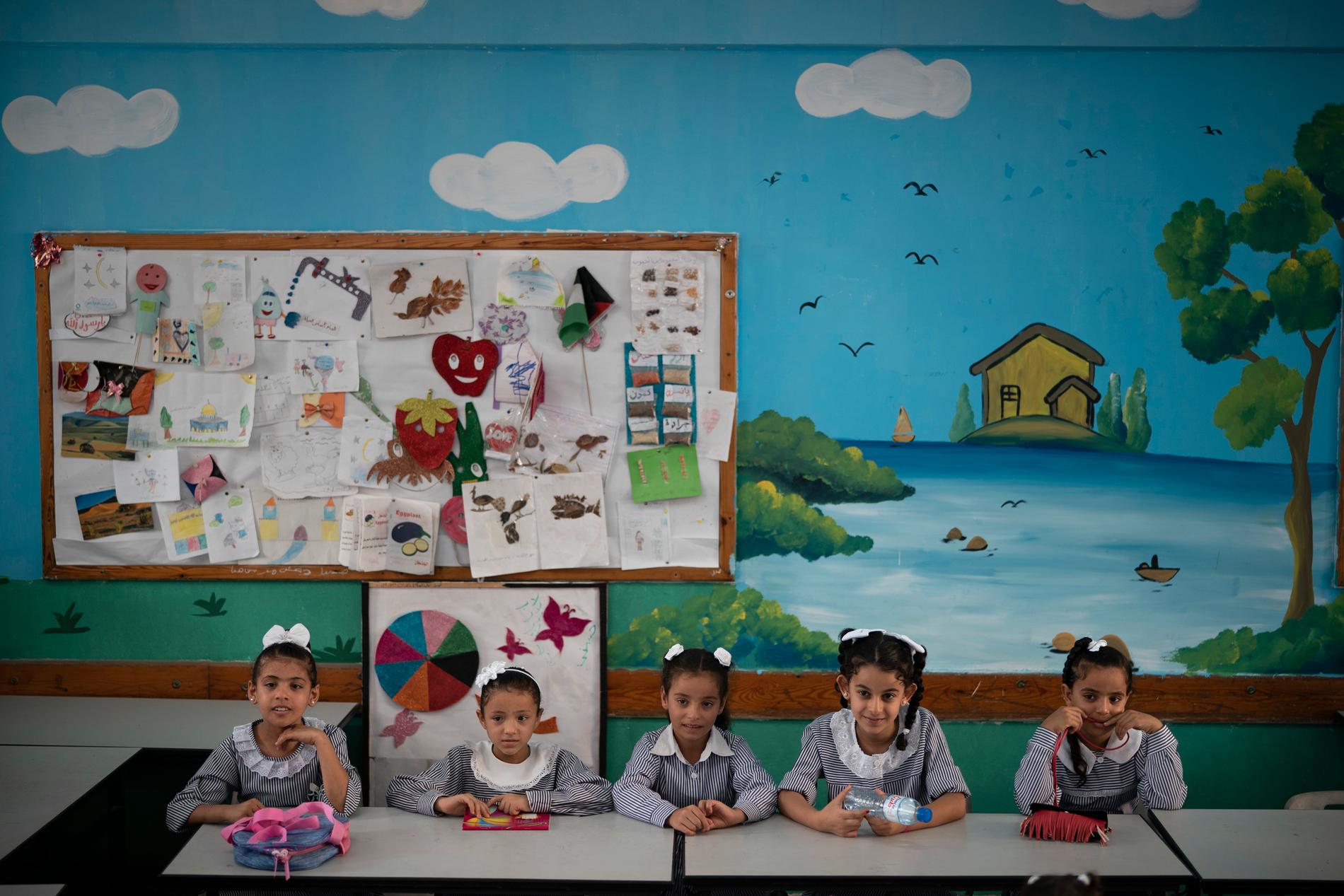 Flickor på en av UNWRA:s skolor på Gazaremsan. Arkivbild.
