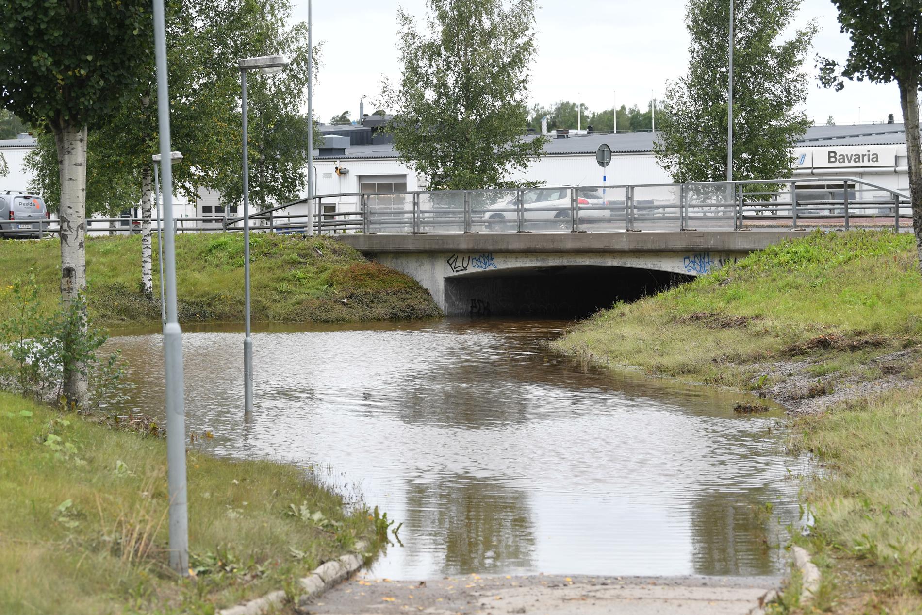 Att mindre vattendrag svämmade över var en stor del av problemet efter skyfallet i Gävle. Men här är det en cykelväg, under en trafikled, som blivit en liten damm. Vart vattenmassorna tar vägen är en central fråga i skyddet mot skador efter skyfall.