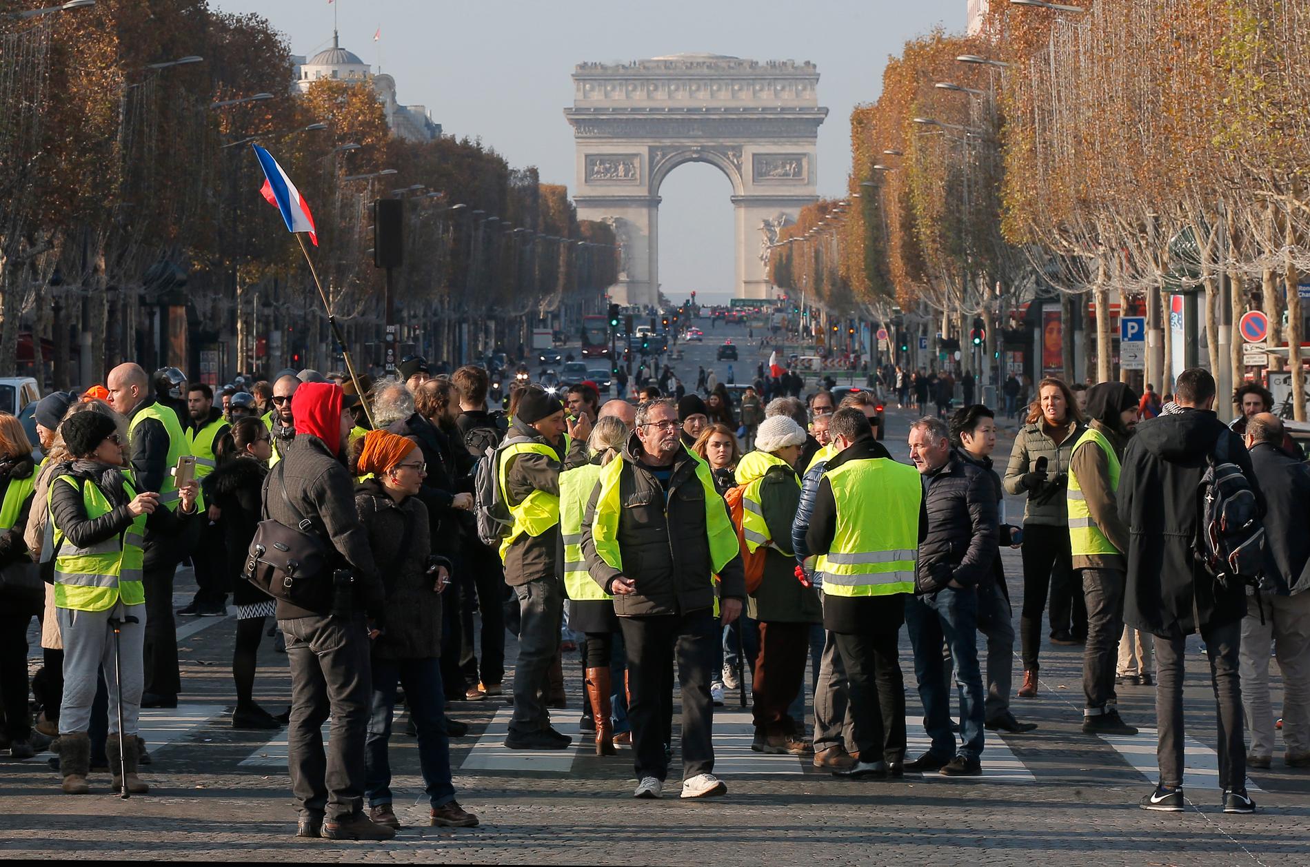Demonstranter blockerar paradgatan Champs-Élysées i Paris vid lördagens omfattande demonstration mot höjda bensinpriser i Frankrike. Totalt skadades 409 personer i samband med protesterna.