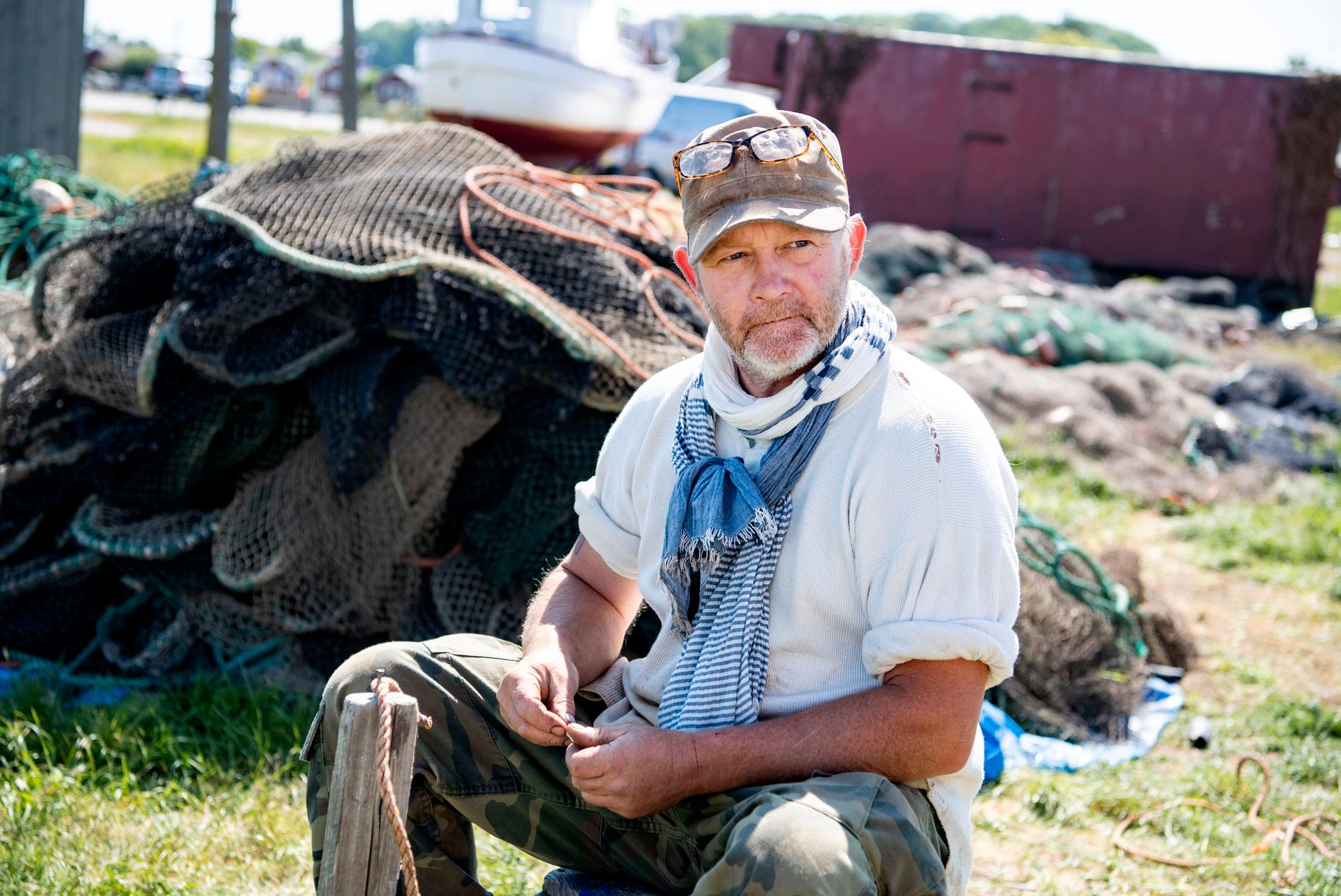 Ola Johnsson, Kiviks sista fiskare, åker fortfarande ner till hamnen för att rensa blytyngder från sina gamla nät.