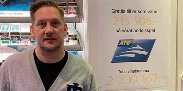 Forne hockeyproffset Mikael Lind i sin spelbutik Flanör Depeschen i centrala Gävle. 