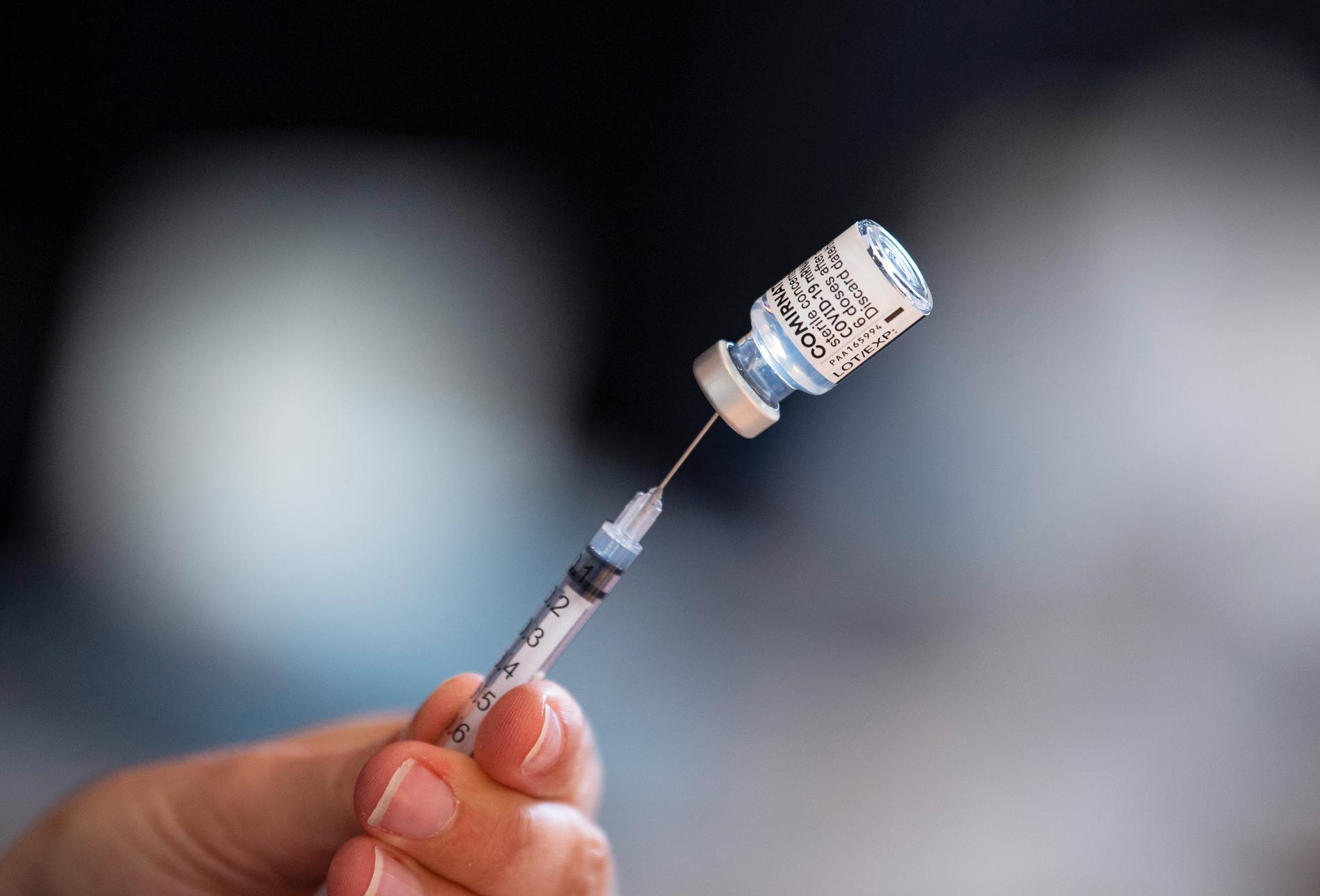 En spruta laddas med covid-19-vaccin från Pfizer-Biontech. Arkivbild.