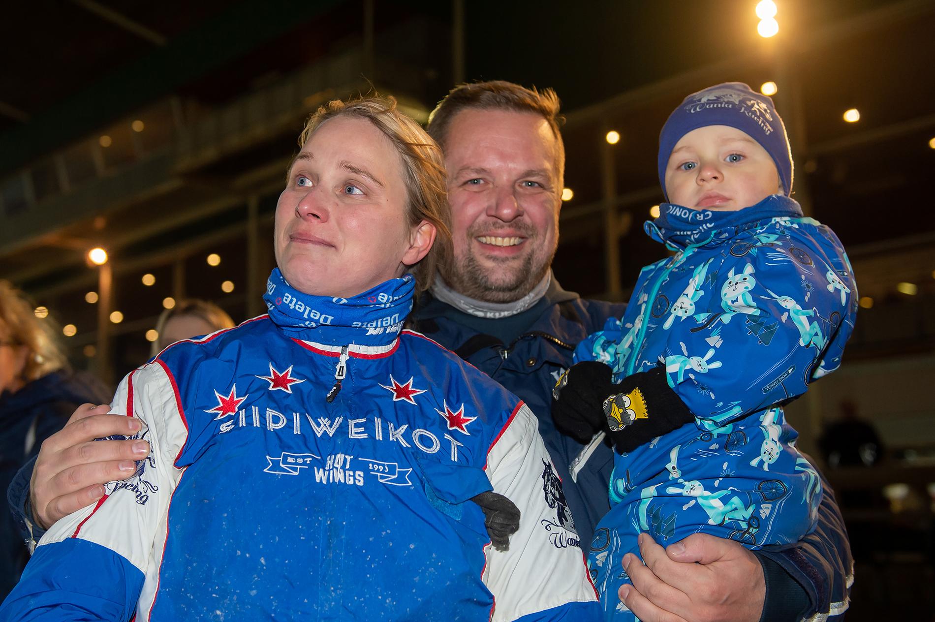 Riina Rekilä med familjen efter storsegern.