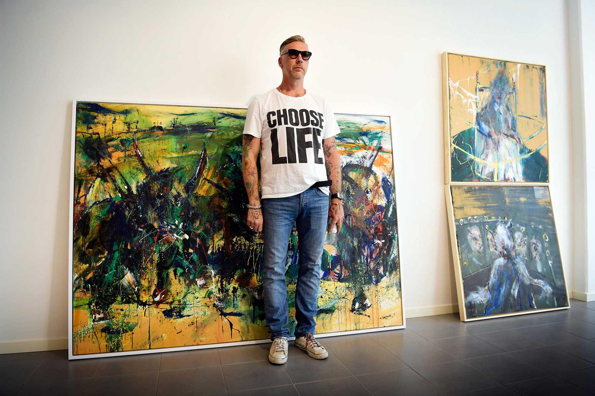 Mikael Persbrandt visar upp några av sina konstverk.