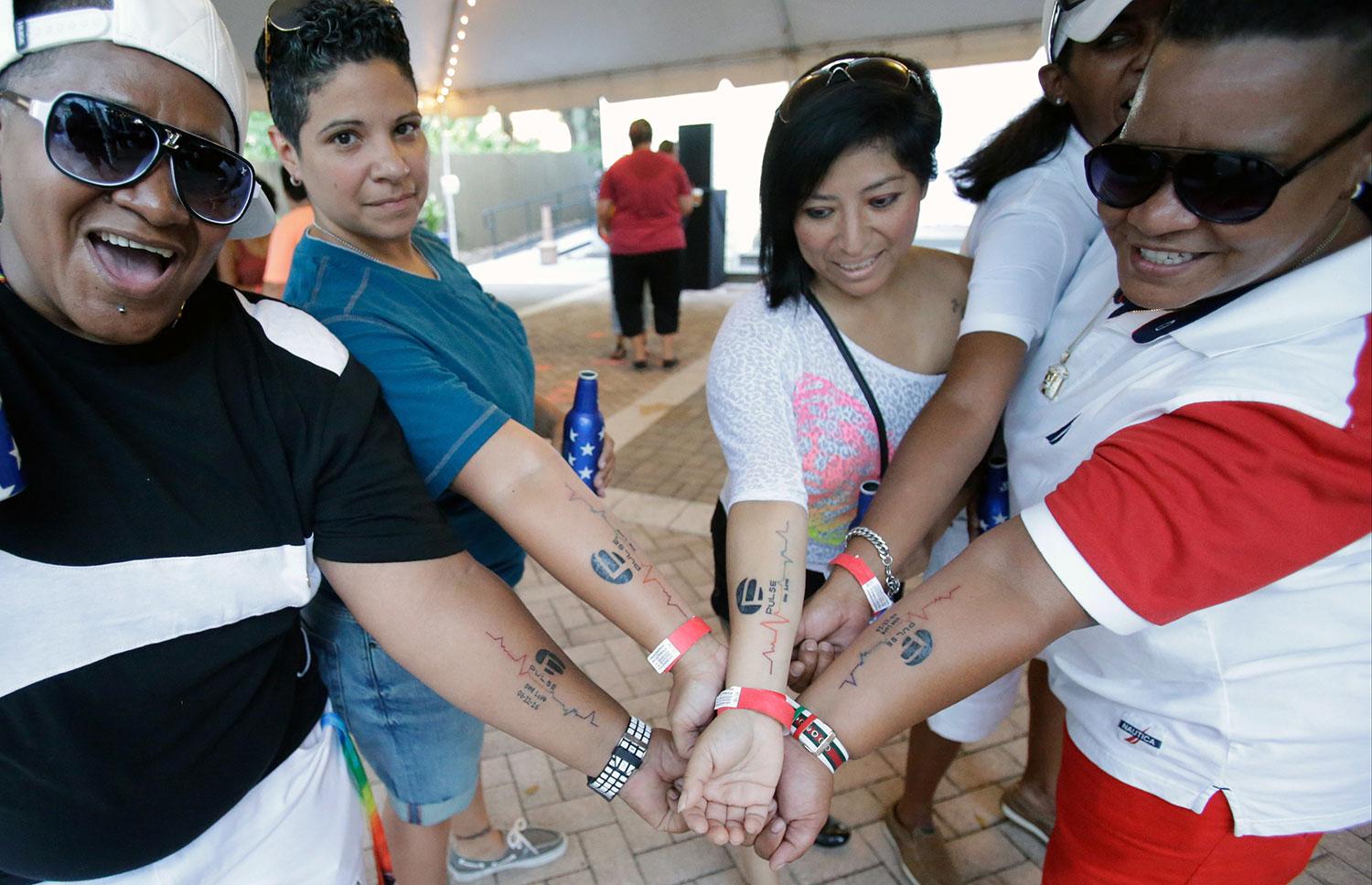 Orlando-bor tatuerade in hbtq-klubben Pulses logga i solidaritet med de överlevande. 