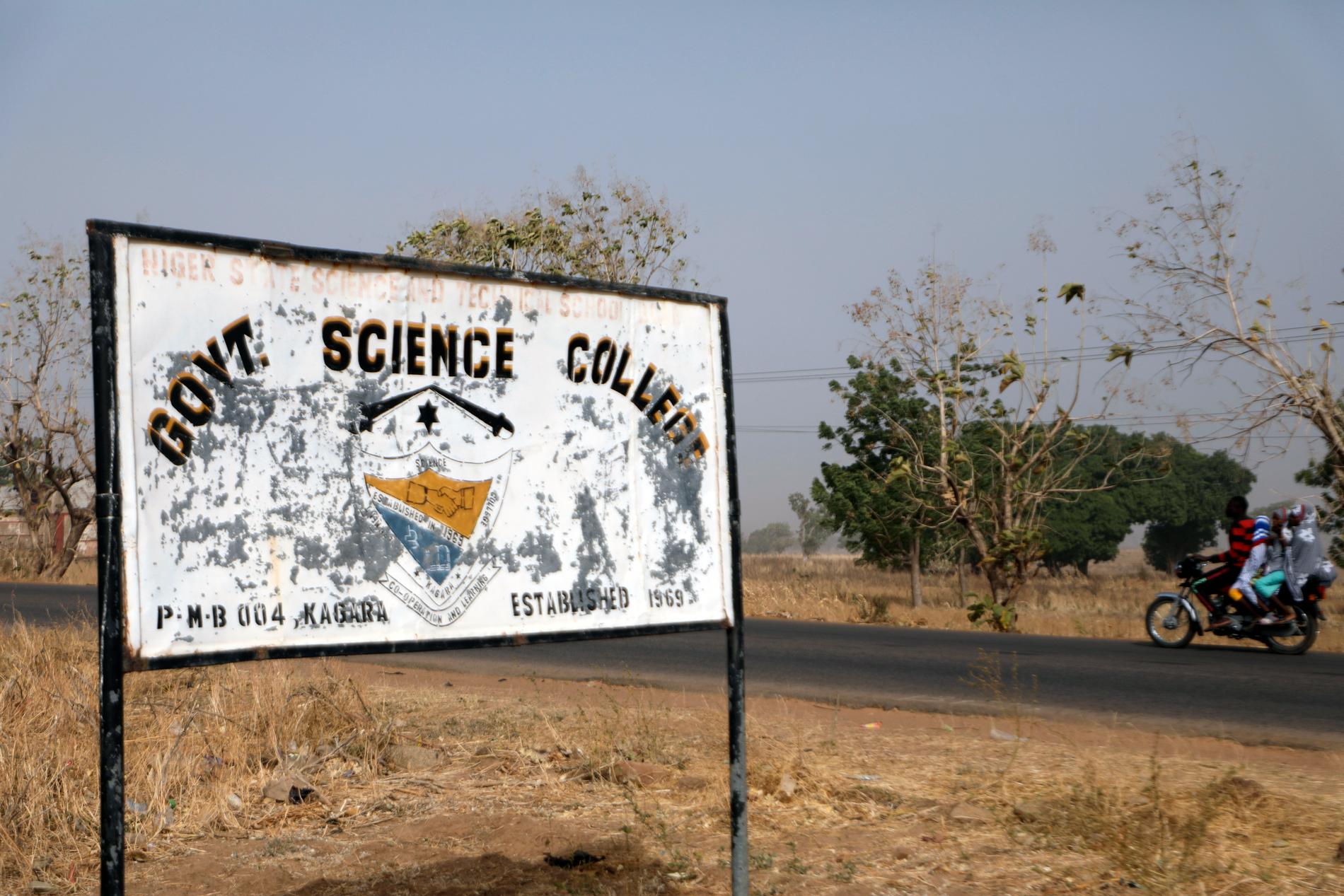 En skylt vid skolan i Kagara i Nigeria från vilken studenter fördes bort i mitten av februari. De rapporteras nu ha frigetts.