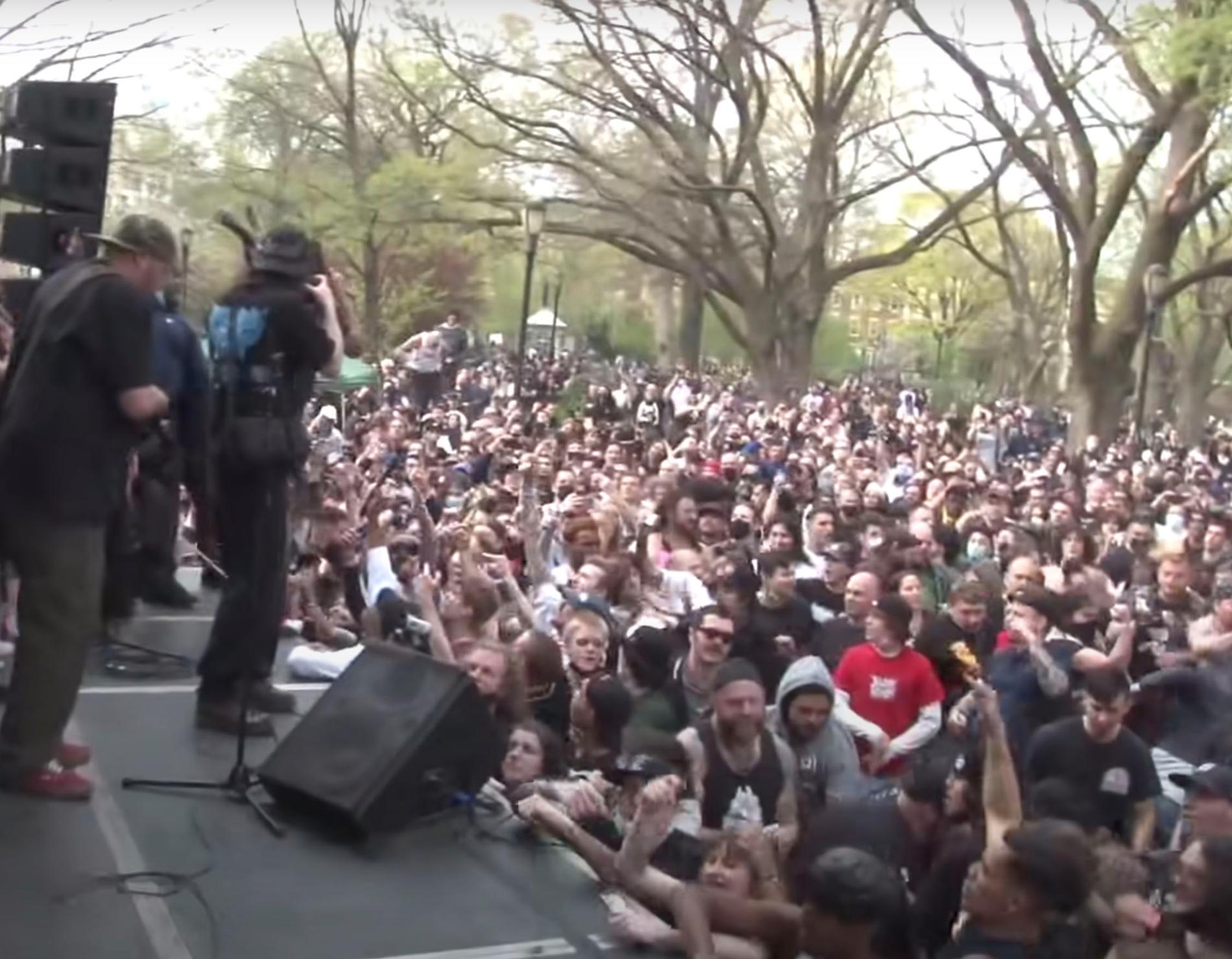 Publik under en gratiskonsert Tompkins Square Park. Skärmdump från Youtube.