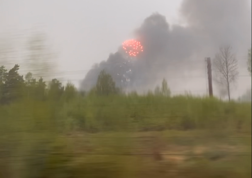 Raketer flyger efter brand i fabrik.