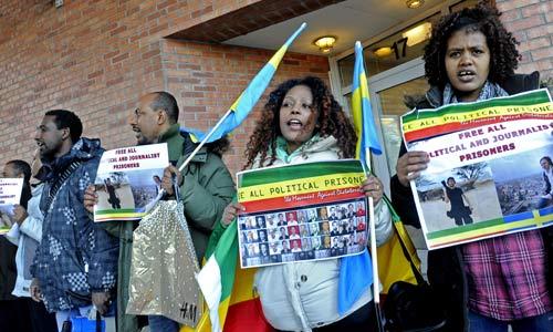 Ett femtontal demonstranter samlades i blåsten utanför Etiopiens generalkonsulat på Östermalm i Stockholm.