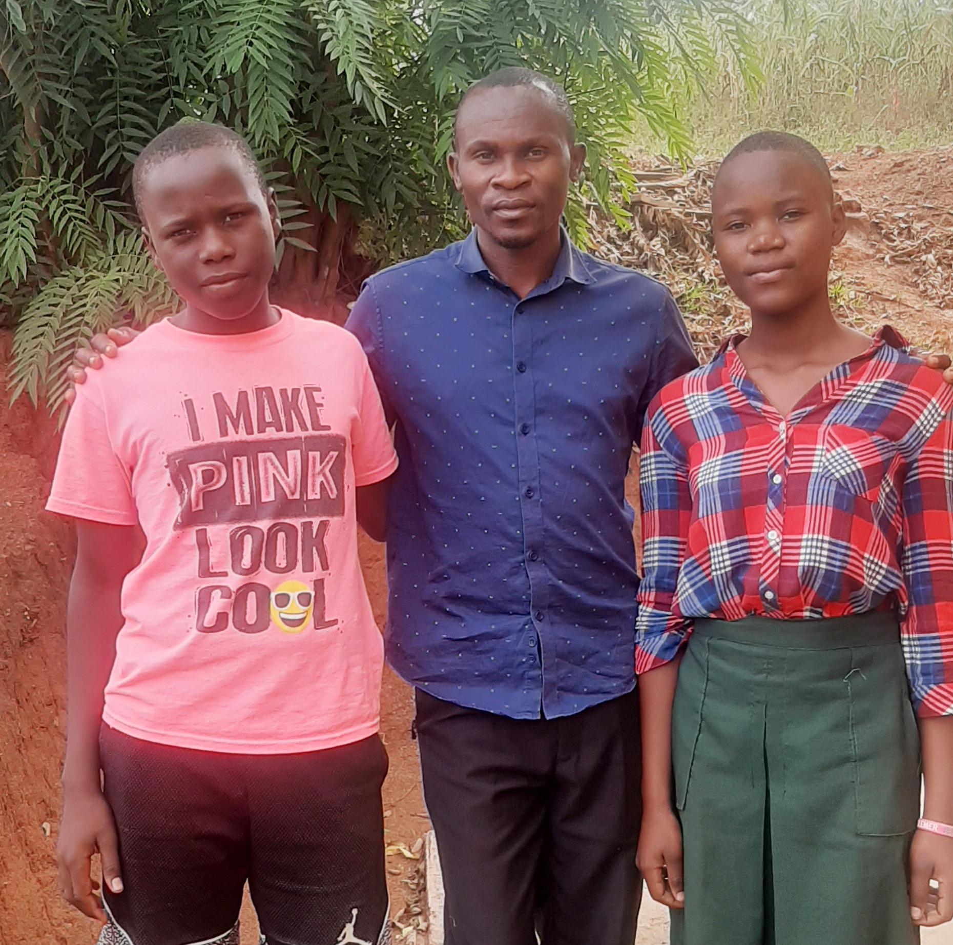 Dusenge James (till vänster) är 14 år och går i årskurs 6. Han drömmer om att bli läkare. Här tillsammans med sin lärare Ahurra Brian, och klasskompisen Sarah Mbuyi Amissi som vill utbilda sig till barnmorska.