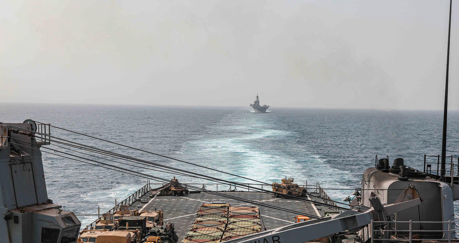 Det är spänt i Röda havet. Både USA och Storbritannien har krigsskepp på plats efter Houthirebellernas fartygsattacker. På bilden USS Carter Halls däck, längre bort syns USS Bataan.