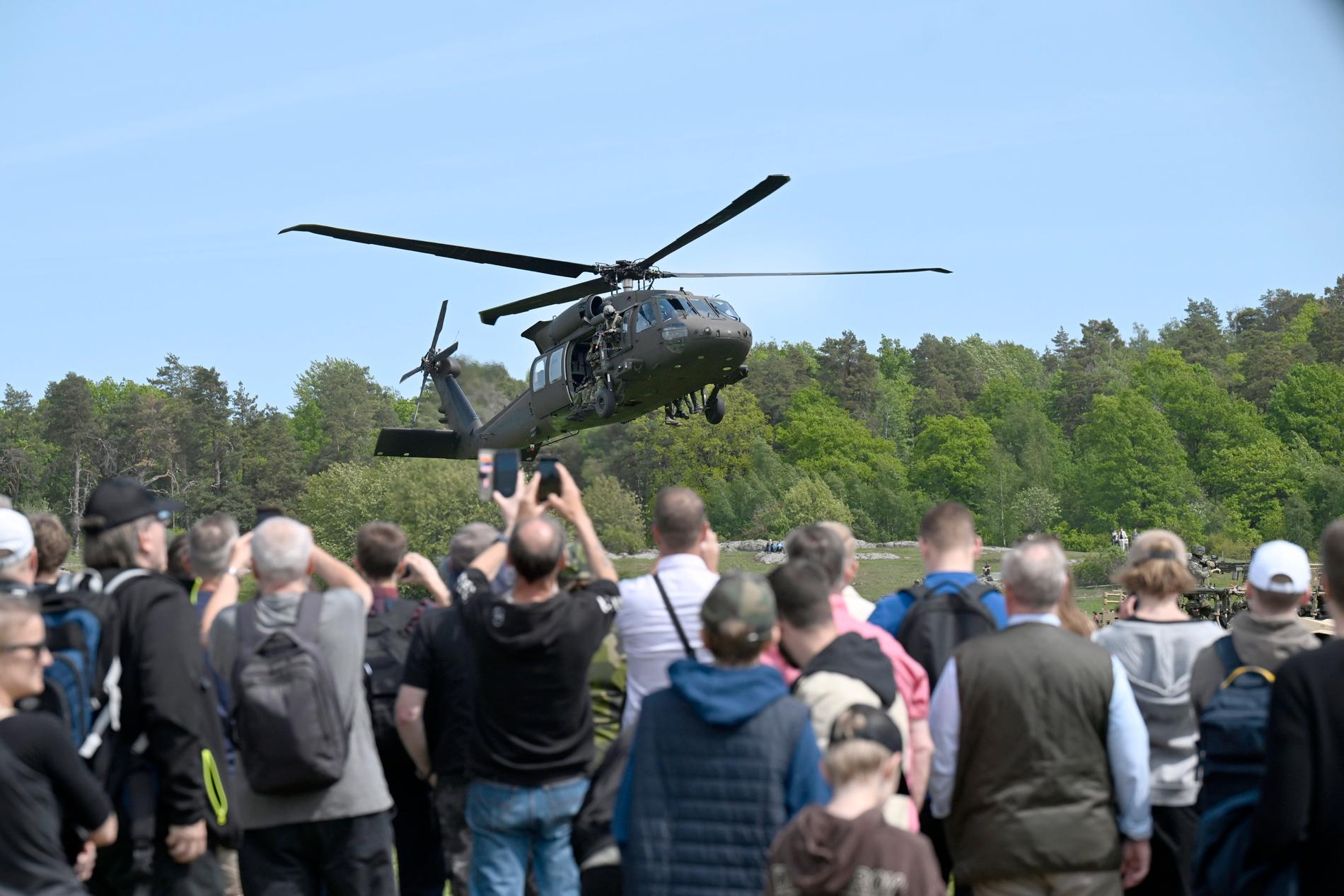 Armén firar 500 år på Gärdet i Stockholm på lördagen. Modern stridsförevisning, landsättning med helikopter 16 Blackhawk förevisas.