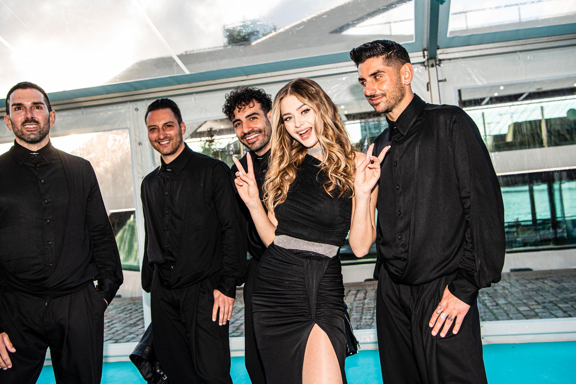 Stefania tävlar för Grekland i Eurovision 2021 med låten ”Last dance”. Här på bild på turkosa mattan tillsammans med sina dansare.