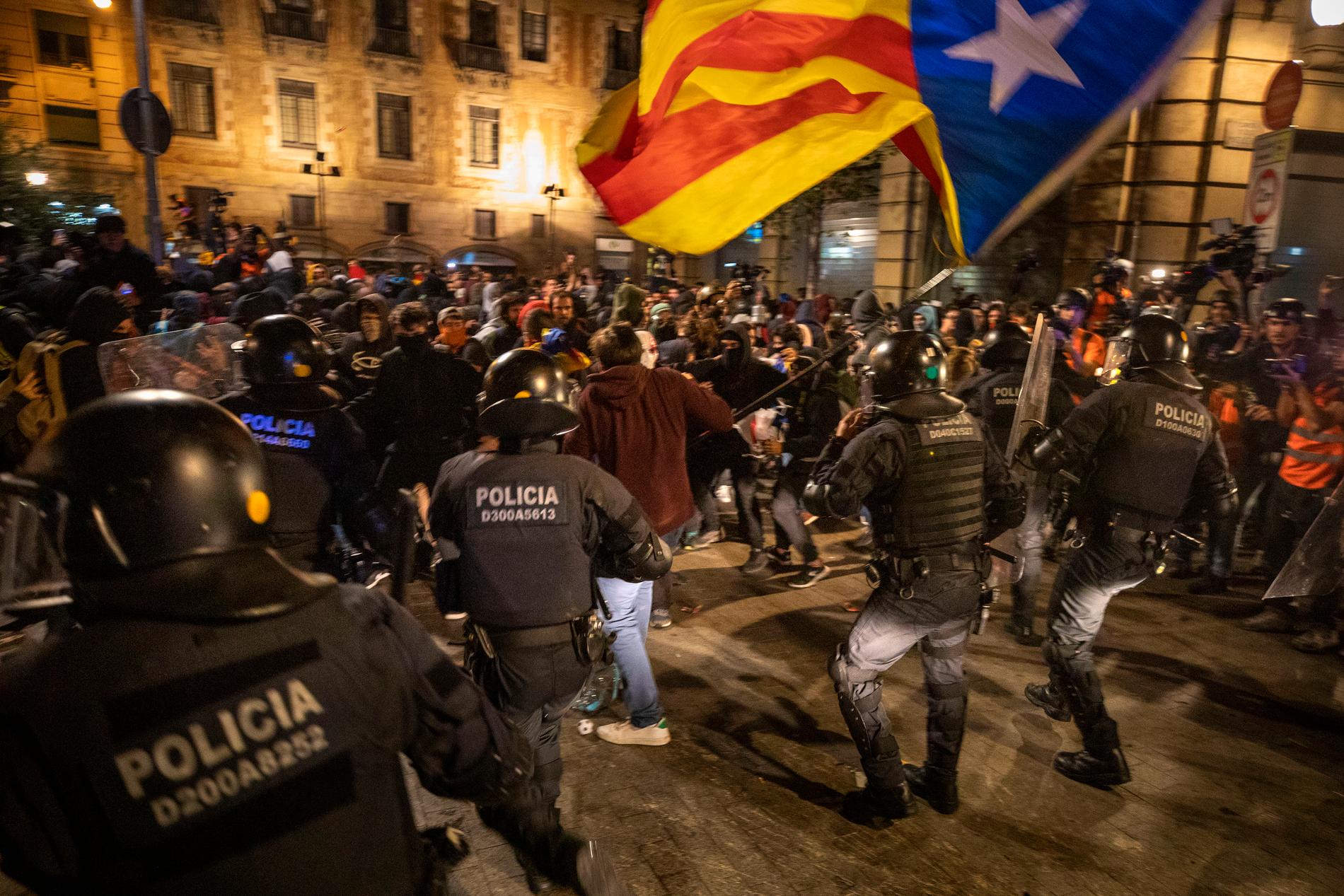 Poliser drabbar samman med demonstranter i Barcelona på lördagen.