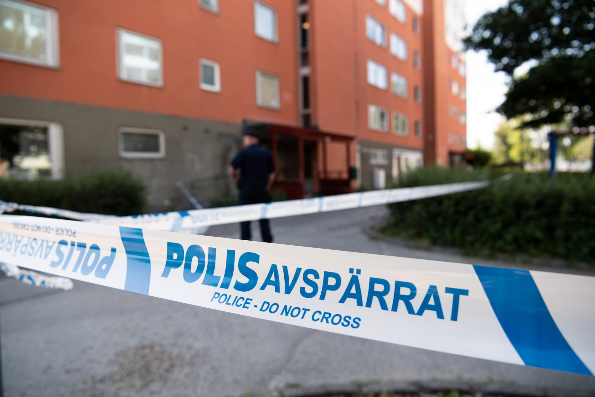 Enligt uppgifter till Aftonbladet misstänker polisen att gärningsmännen bröt sig in i lägenheten och öppnade eld mot mannen