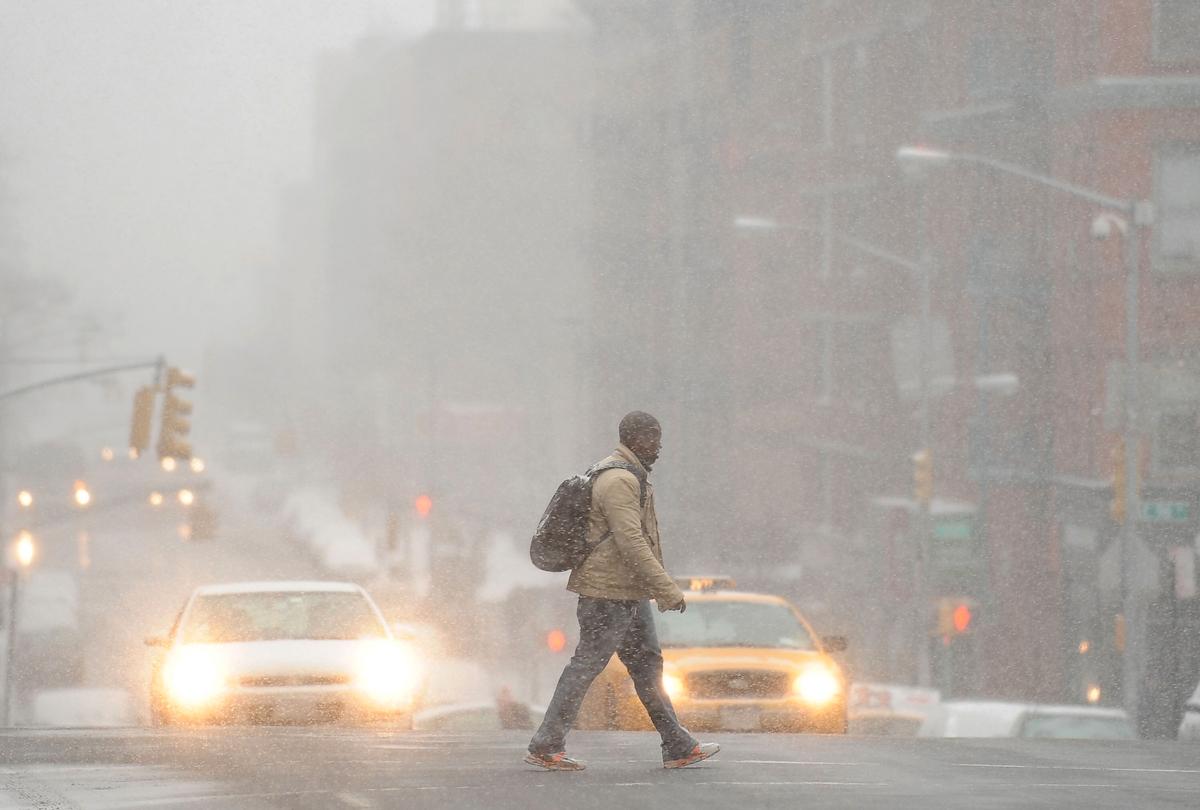 New York En man på promenad i mellandagsyran på Manhattan där snötäcket i går kväll beräknas ha blivit närmare 35 centimeter tjockt..